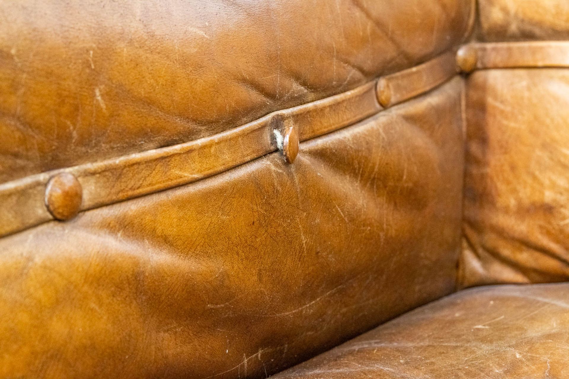 An antique leather club sofa. The first half of the 20th century. (85 x 88 x 70 cm) - Bild 12 aus 18