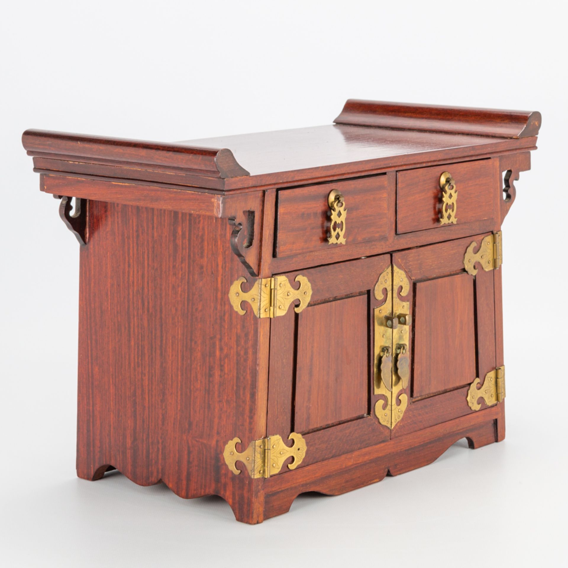 A jewelry box in the shape of an Oriental cabinet. The second half of the 20th century. (18,5 x 34,5 - Bild 4 aus 16