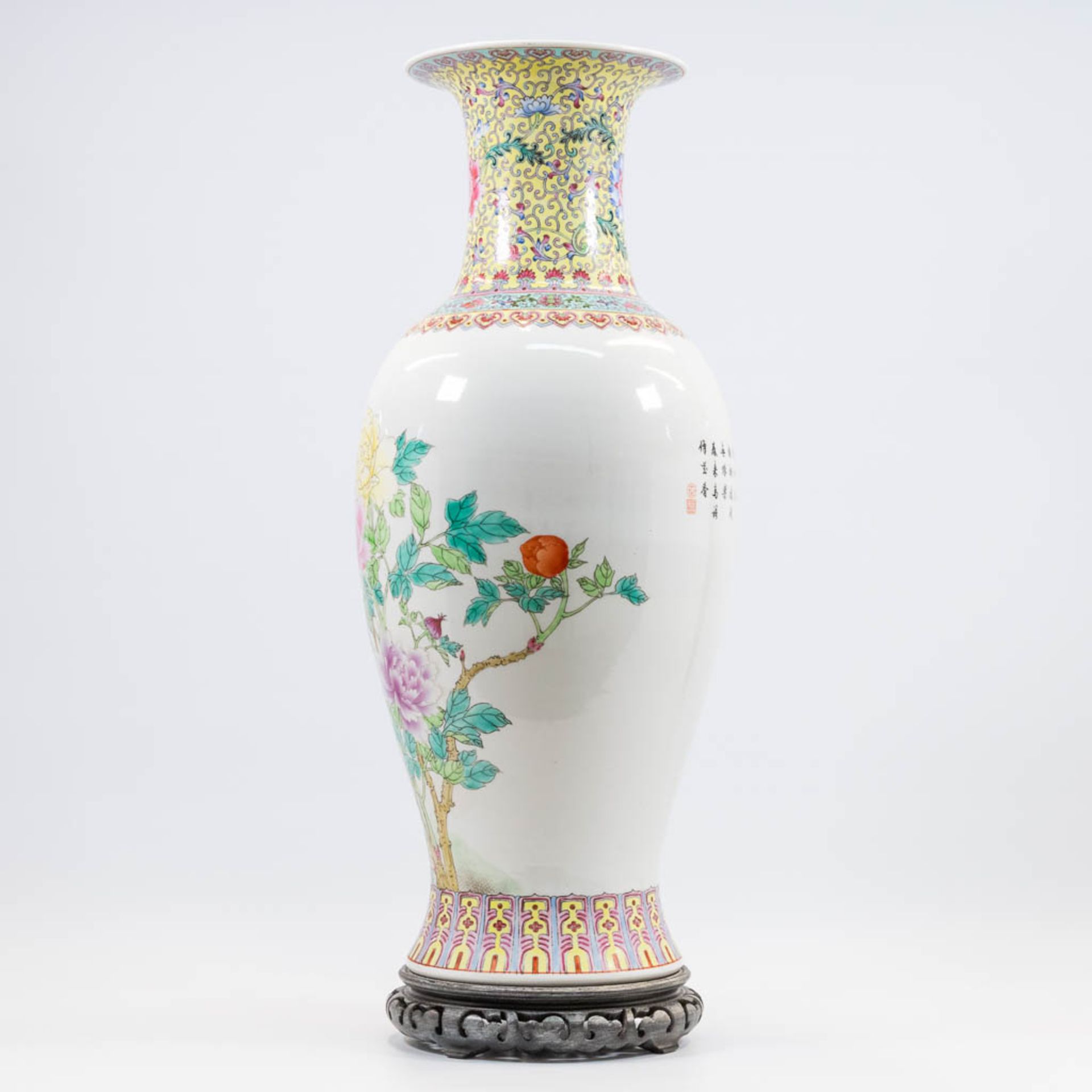 A  Chinese vase with decor of peonies and birds. The second half of the 20th century. (60 x 26 cm) - Bild 7 aus 13
