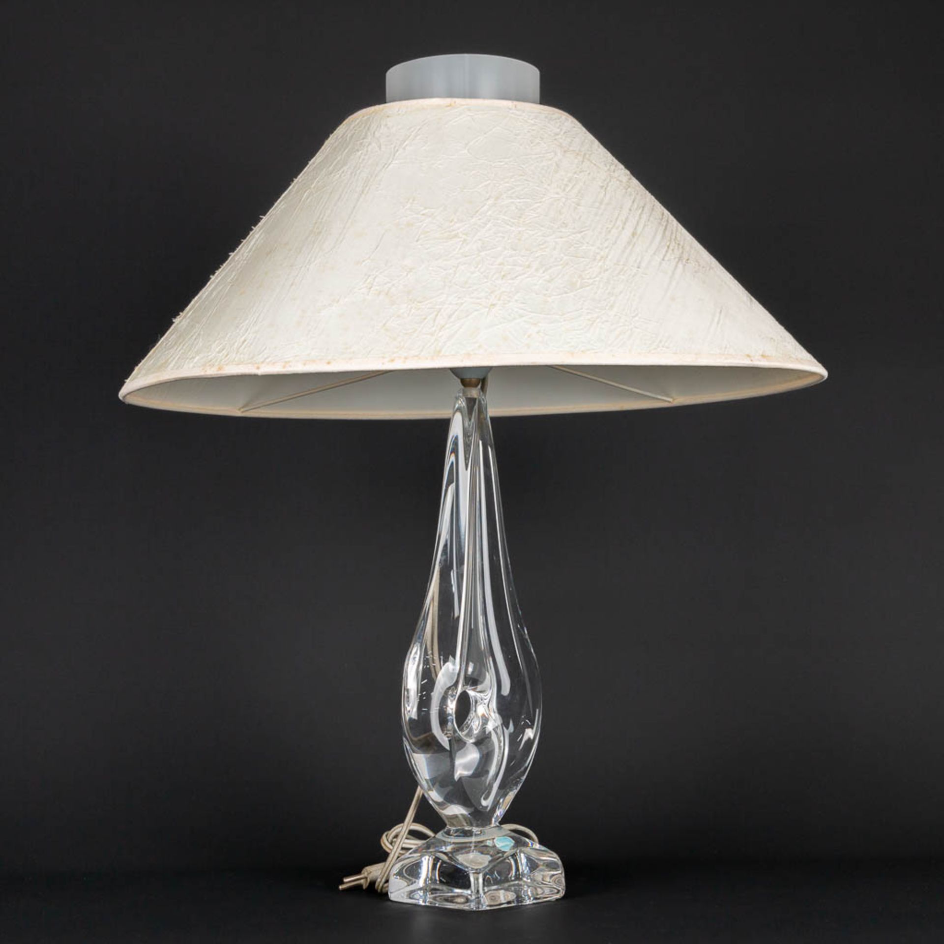 A Daum Nancy table lamp made of crystal with a fabric lamp shade. 20th century. (9 x 9 x 33 cm)