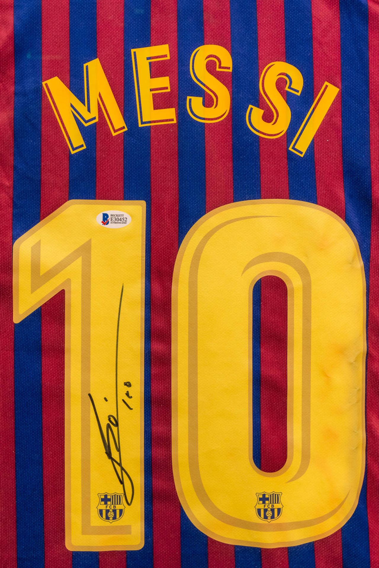 A soccer jersey of FC Barcelona with No 10 and signed by Lionel MESSI, framed. (77 x 75 cm) - Image 4 of 8