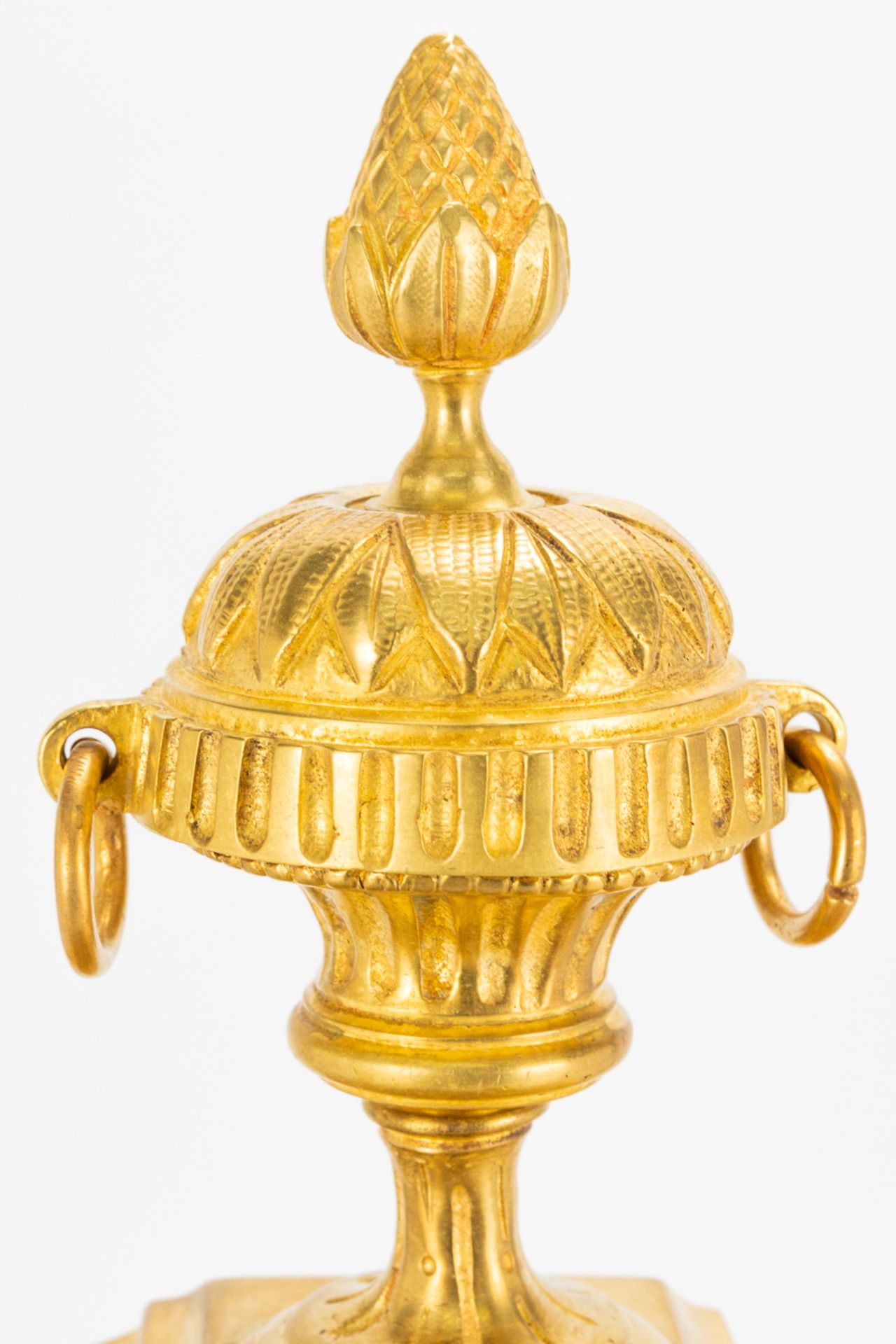 A ormolu gilt table clock made of bronze. 19th century. (10 x 17 x 31 cm) - Image 13 of 16