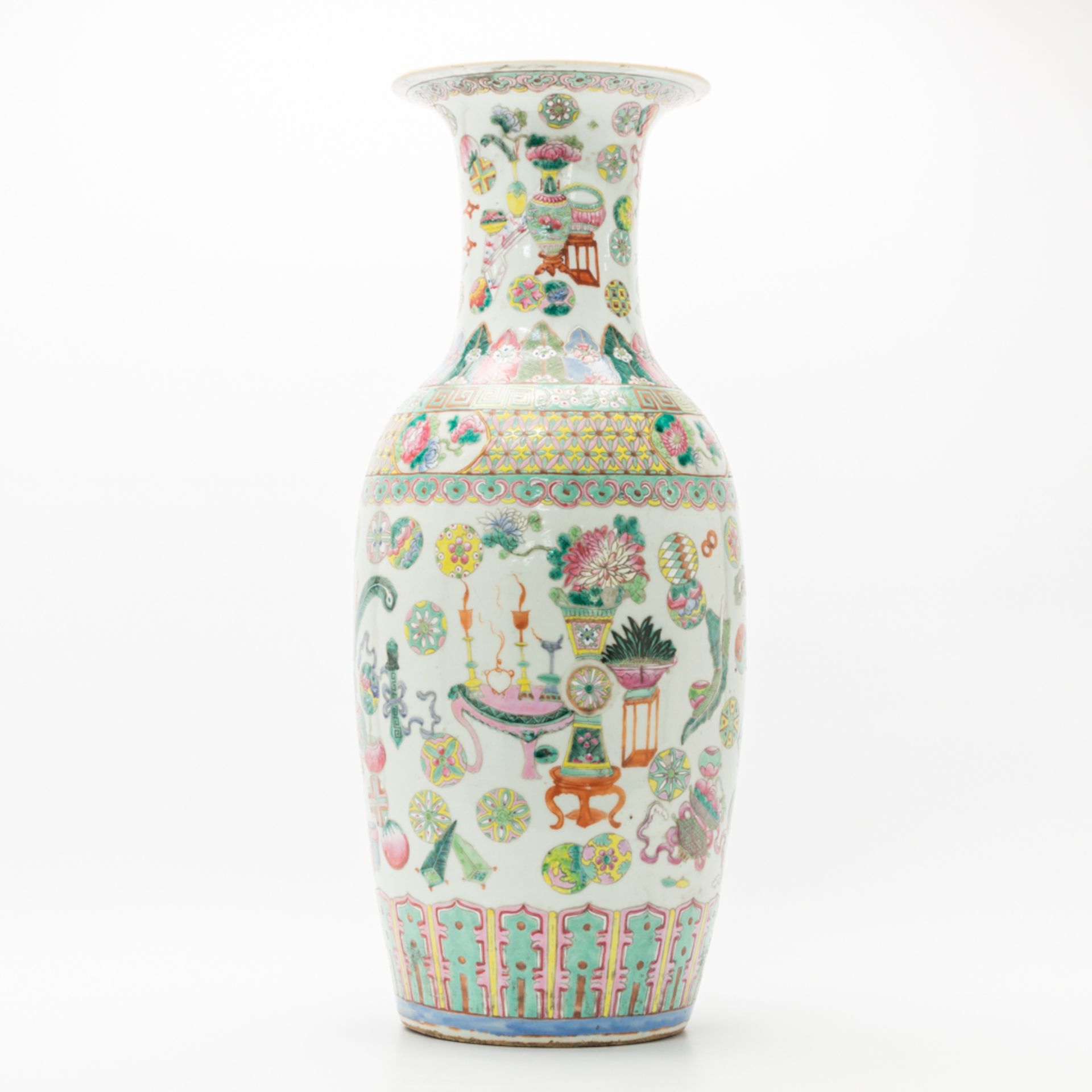 A Chinese vase with decor of symbols of happiness. 19th/20th century. (61 x 25 cm) - Bild 7 aus 20