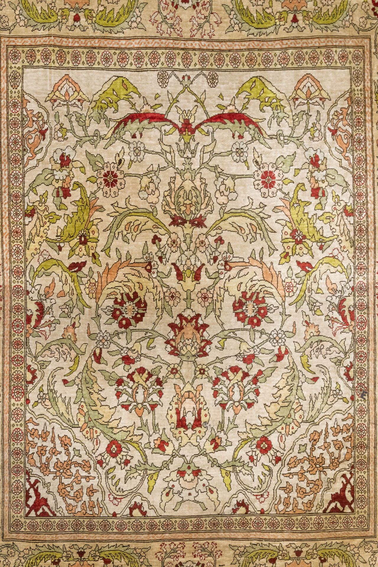 An Oriental hand-made carpet made of silk, Hereke. (135 x 102). - Bild 5 aus 5