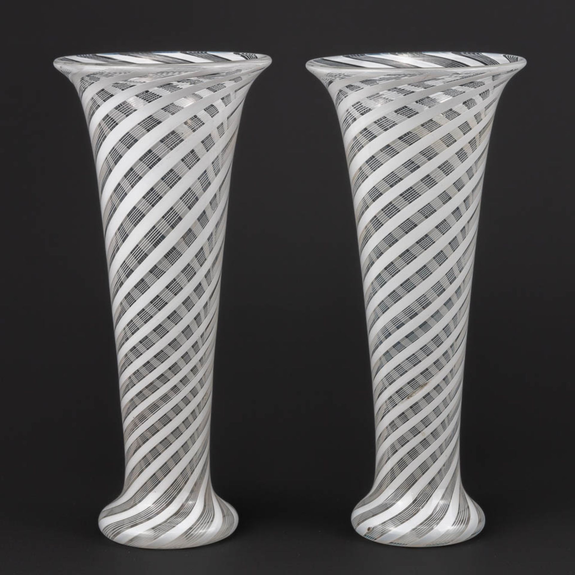 A pair of vases made of glass in Murano, Italy, around 1900. (16 x 7 cm)