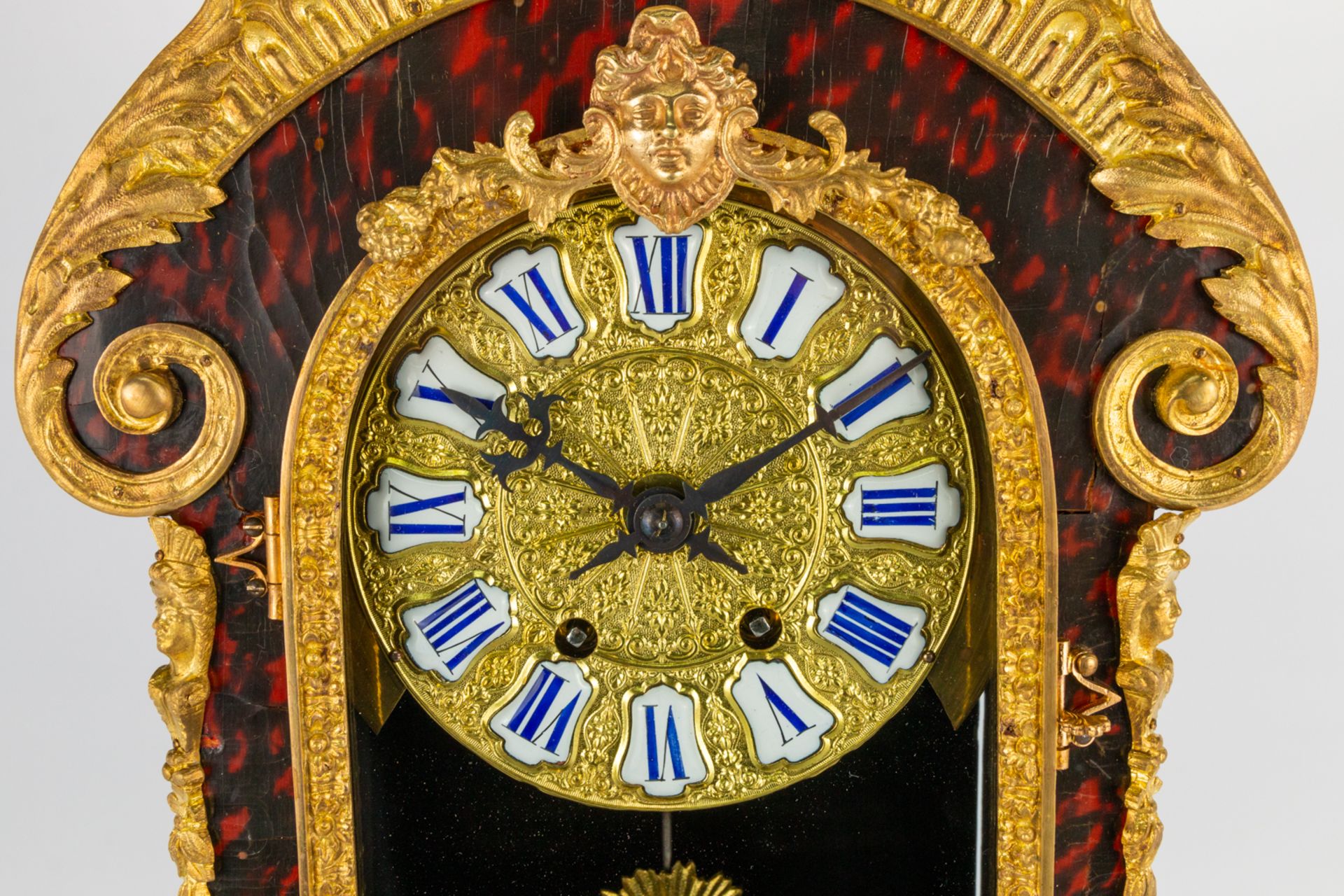 A table clock on console, made of tortoise shell and mounted with ormolu bronze. 19th century. (14,5 - Image 20 of 20