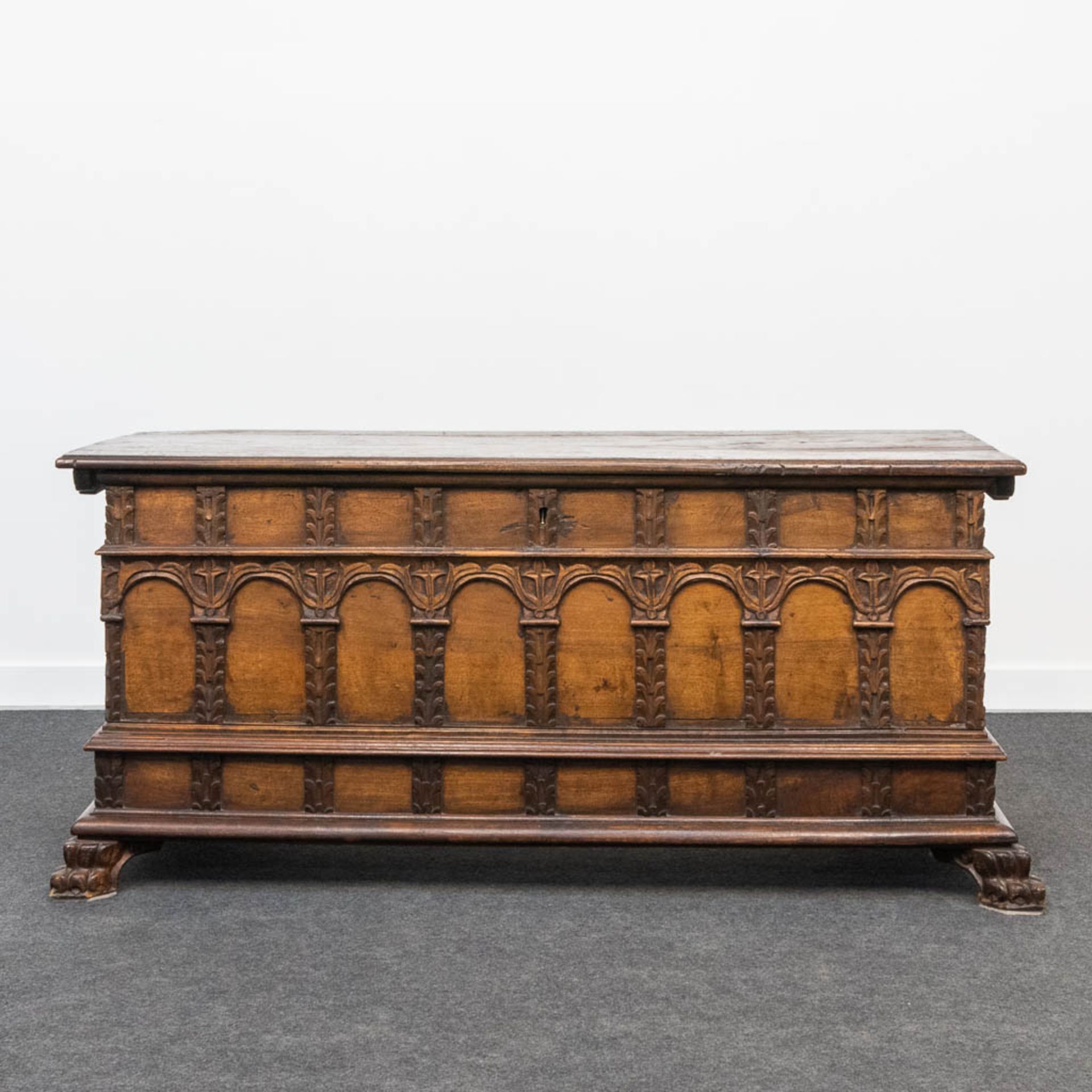 An antique chest, probably of Southern European origin. 18th century. (57 x 142 x 63 cm) - Bild 2 aus 15