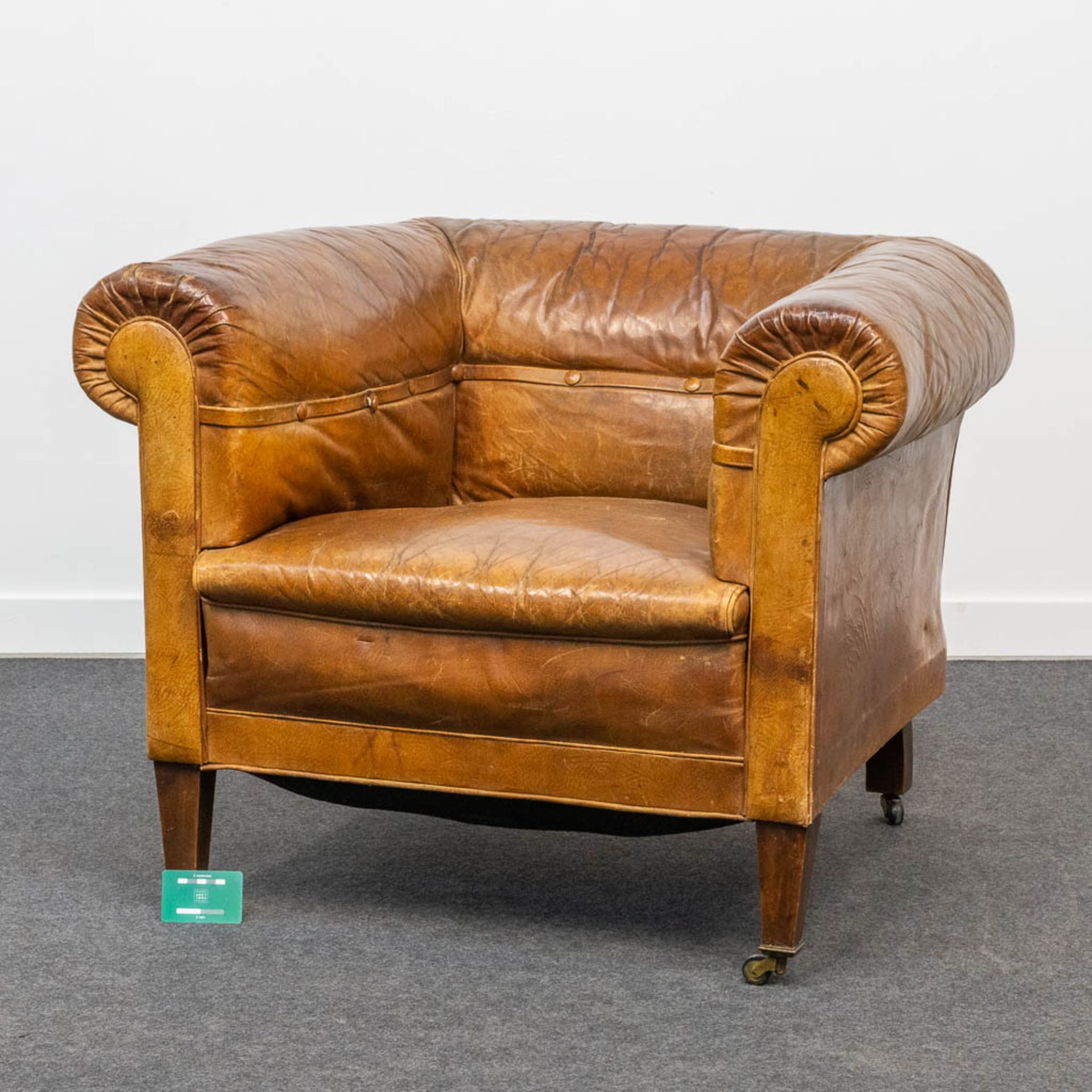 An antique leather club sofa. The first half of the 20th century. (85 x 88 x 70 cm) - Bild 8 aus 18