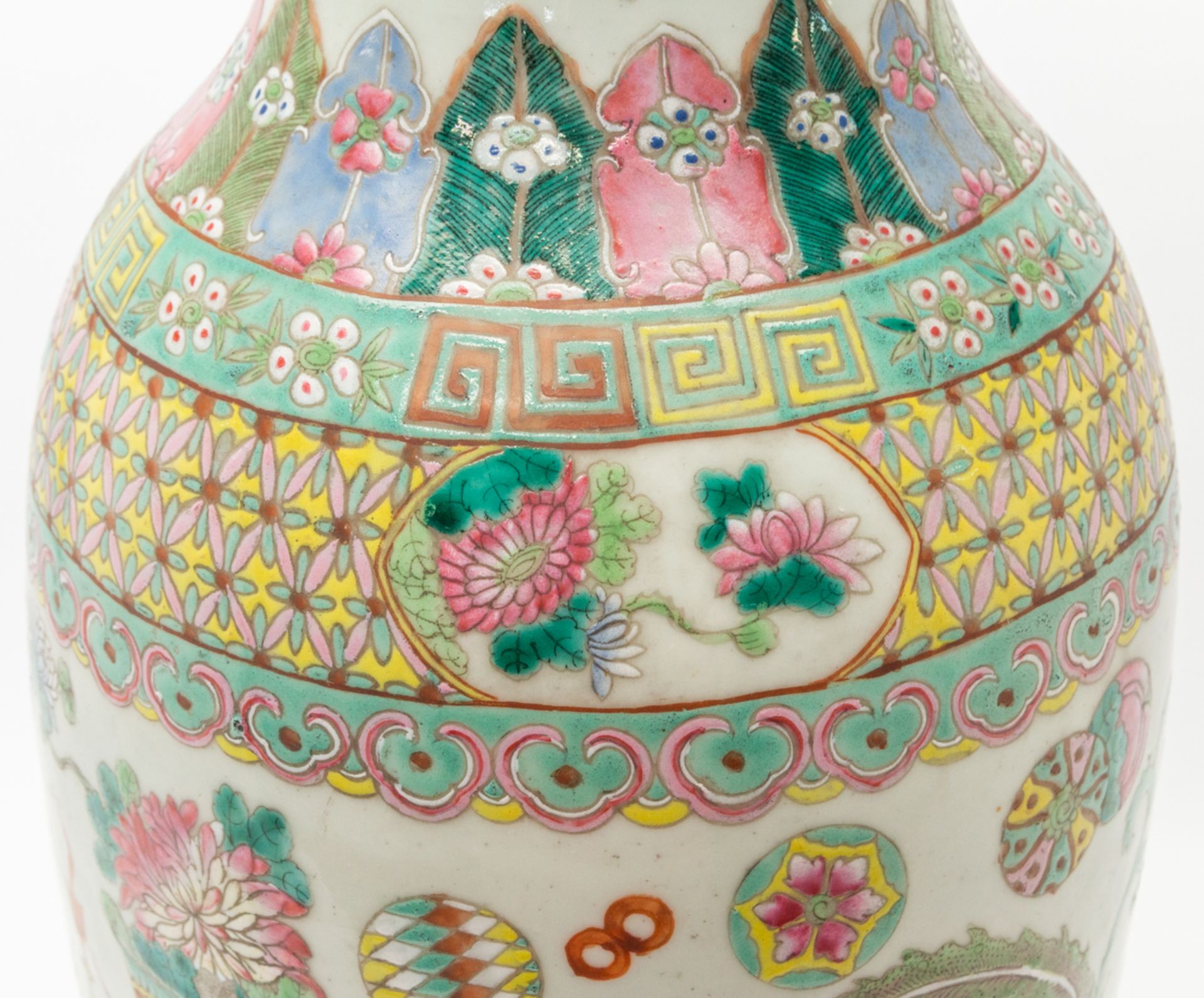 A Chinese vase with decor of symbols of happiness. 19th/20th century. (61 x 25 cm) - Bild 19 aus 20