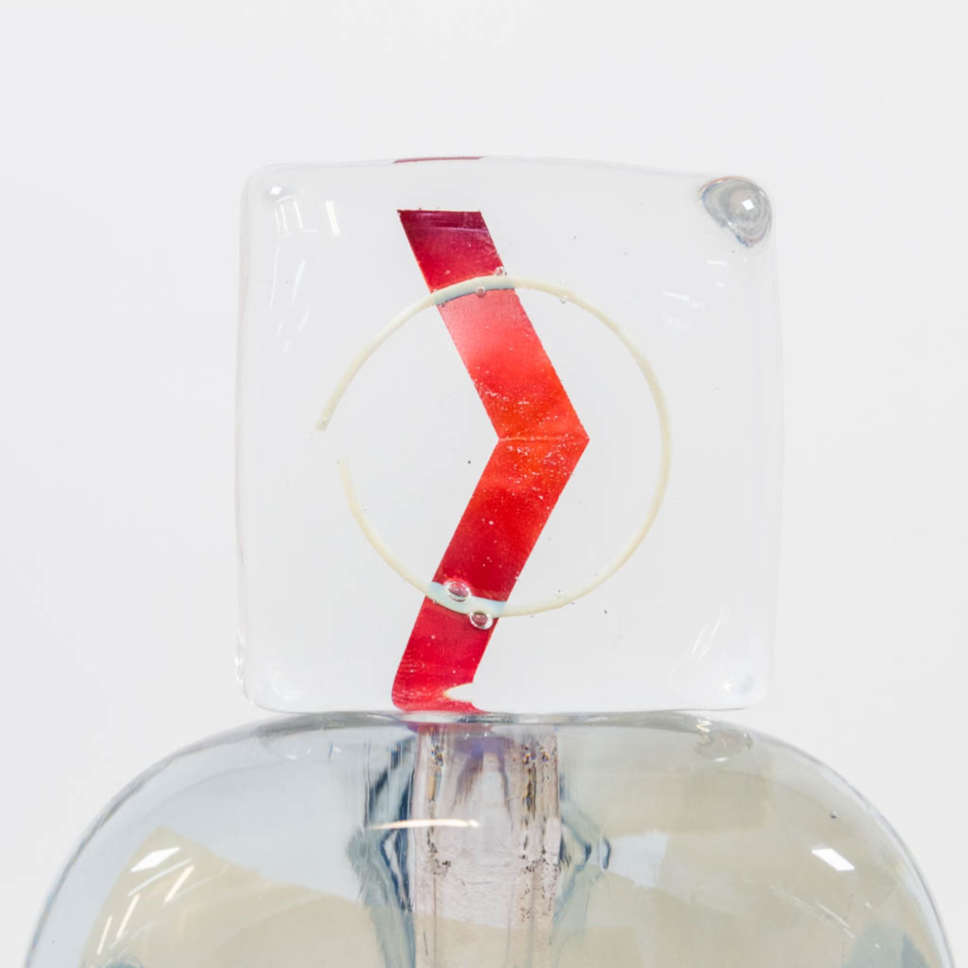 Nicolas MORIN (1959) A studio glass vase with stopper, marked on the base 2004. (9 x 10 x 21,5 cm) - Image 7 of 12