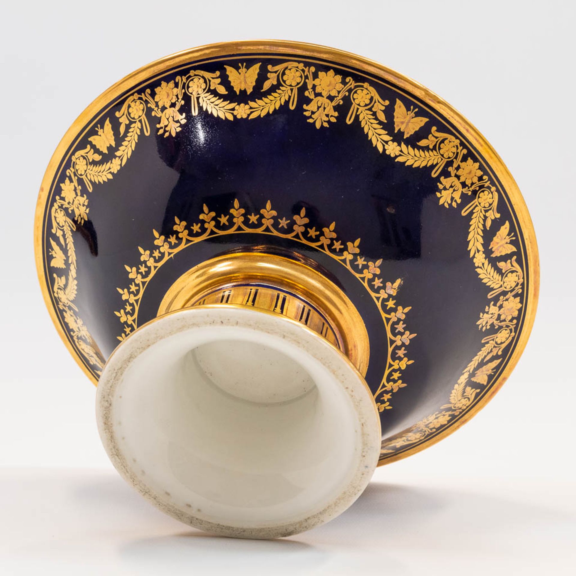 A tazza made in Limoges with cobalt blue and gold hand-painted decor. (11 x 21 cm) - Bild 6 aus 9