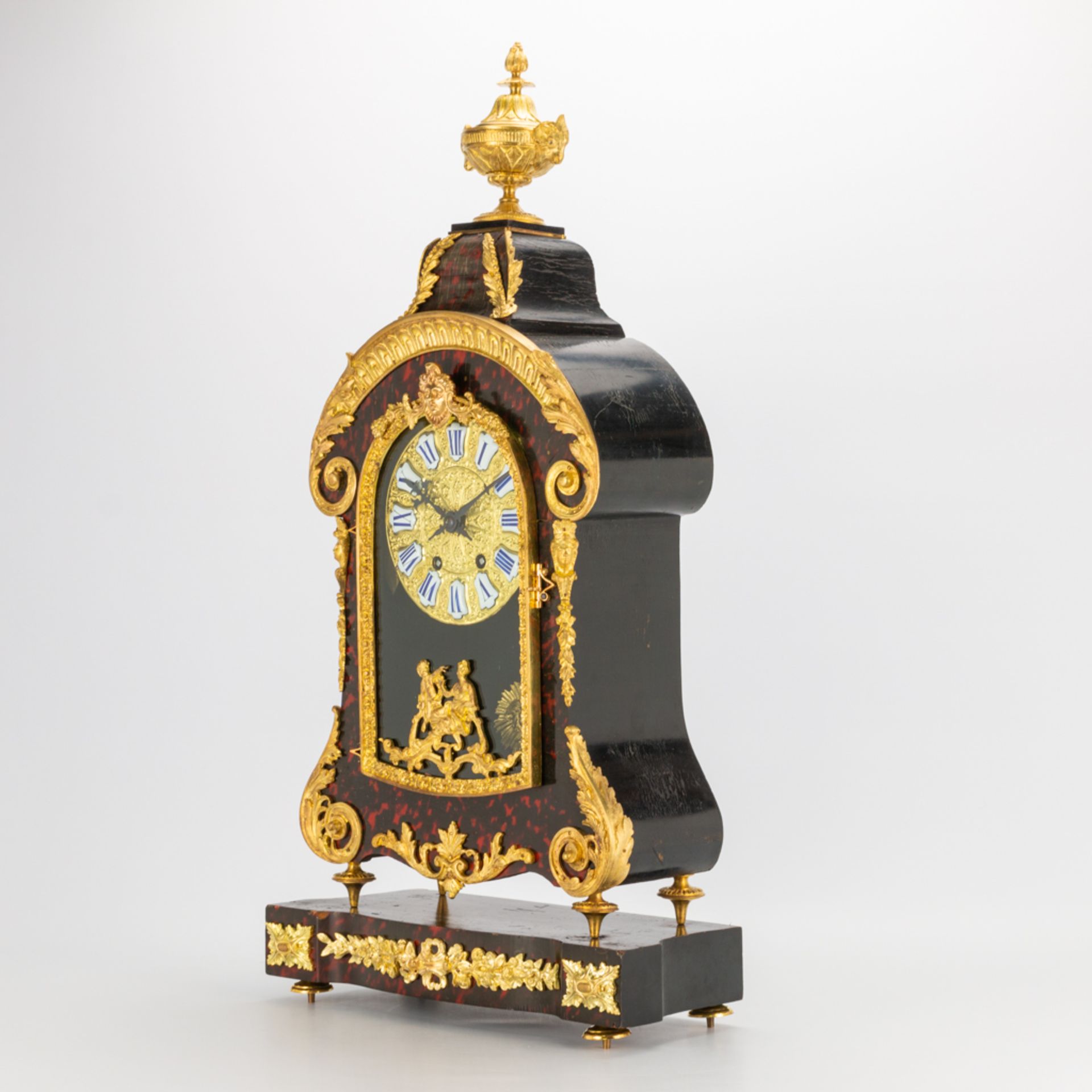A table clock on console, made of tortoise shell and mounted with ormolu bronze. 19th century. (14,5 - Image 11 of 20
