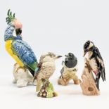 A collection of 4 porcelain birds, made by Goebel, Capodimonte, and Beswick (2). (11,5 x 14 x 28,5 c