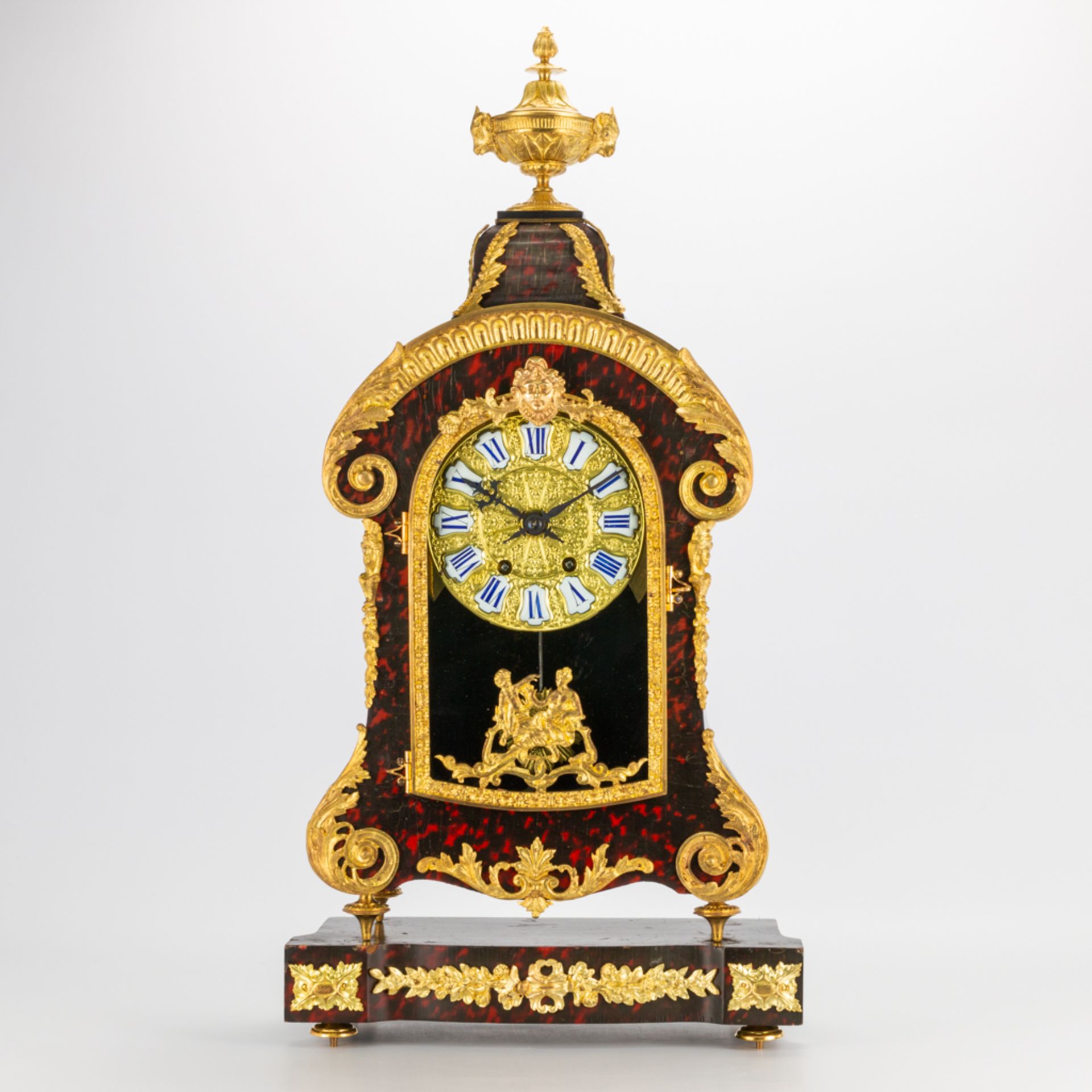 A table clock on console, made of tortoise shell and mounted with ormolu bronze. 19th century. (14,5
