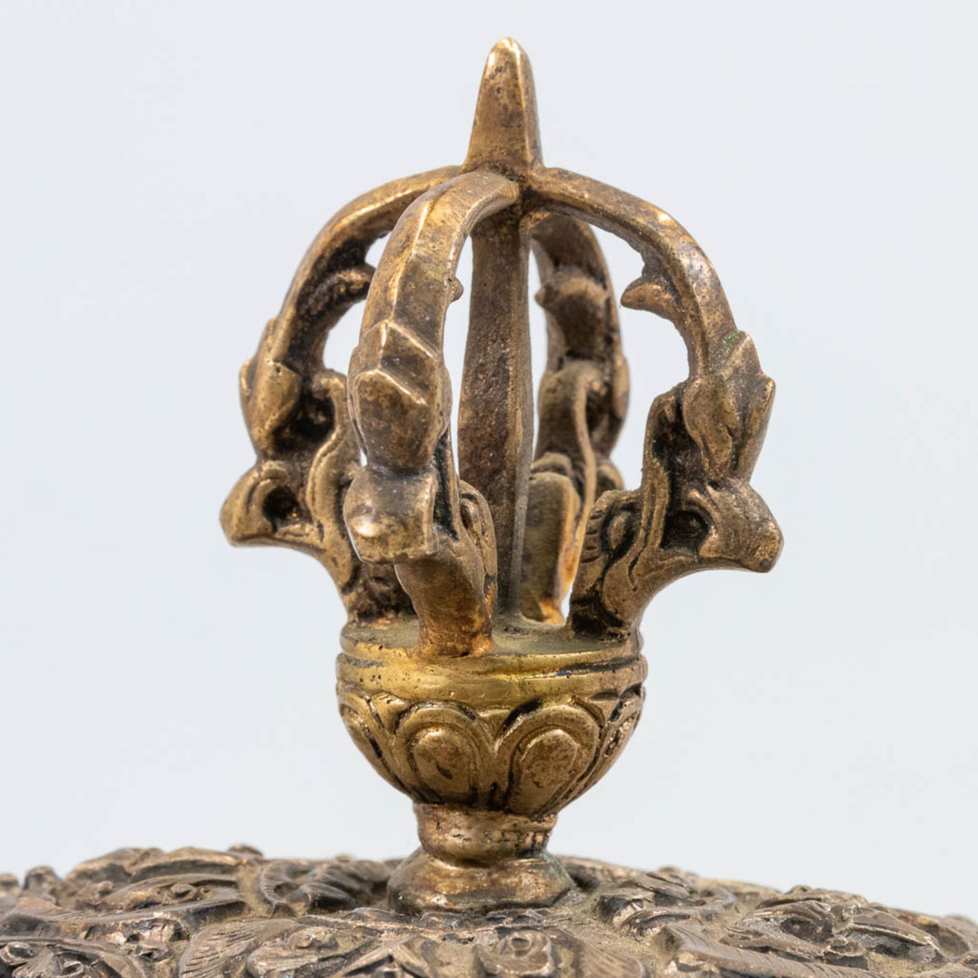 An antique Tibetan Kapala, made of a skull, decorated with brass and silver-plated elements. Decorat - Bild 6 aus 14