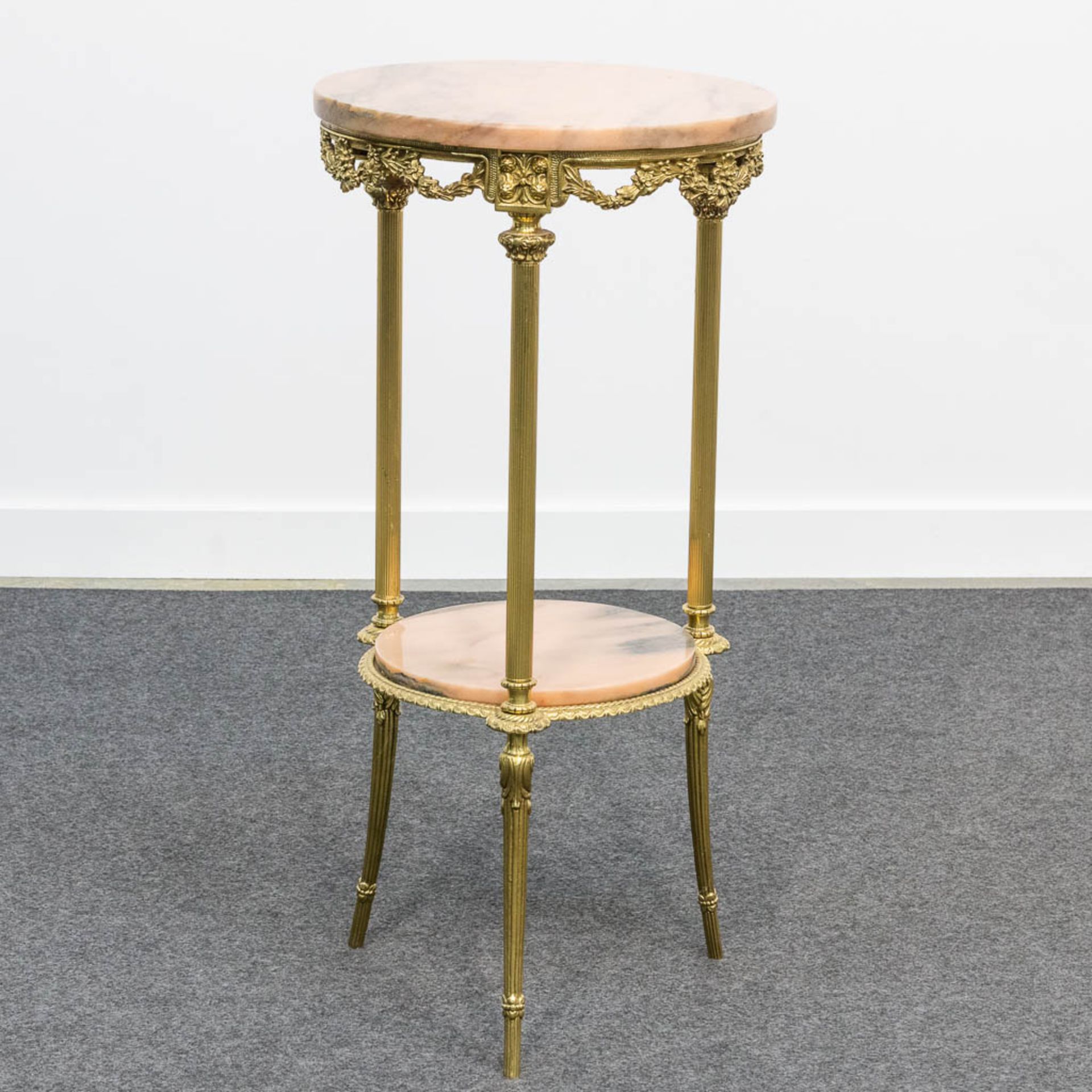 A two-tier side table made of bronze and with pink marble tops. (72 x 34,5 cm) - Bild 2 aus 12