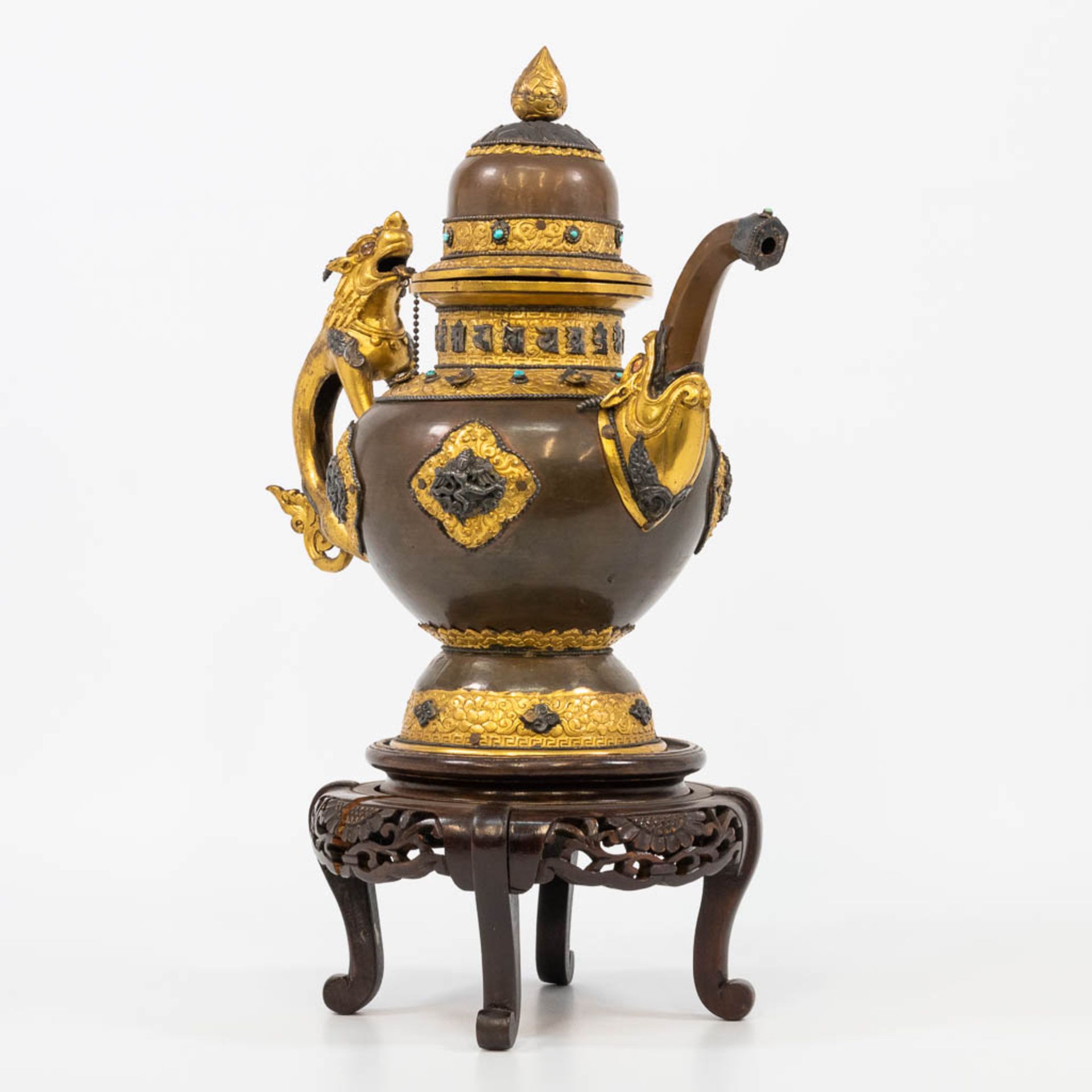 An exceptional Tibetan/Nepalese ceremonial ewer made of copper with gilt decorations - Bild 6 aus 20
