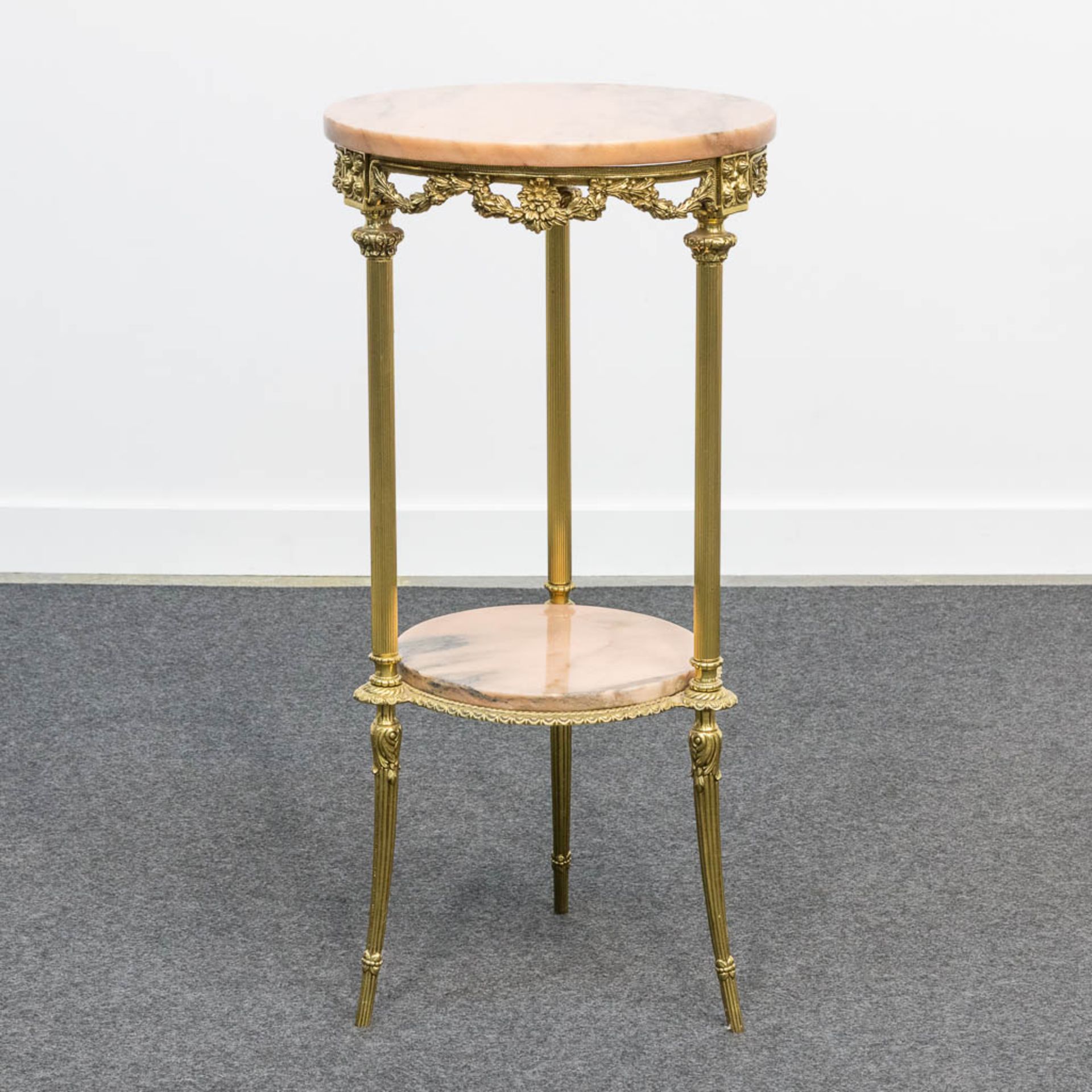 A two-tier side table made of bronze and with pink marble tops. (72 x 34,5 cm) - Bild 6 aus 12