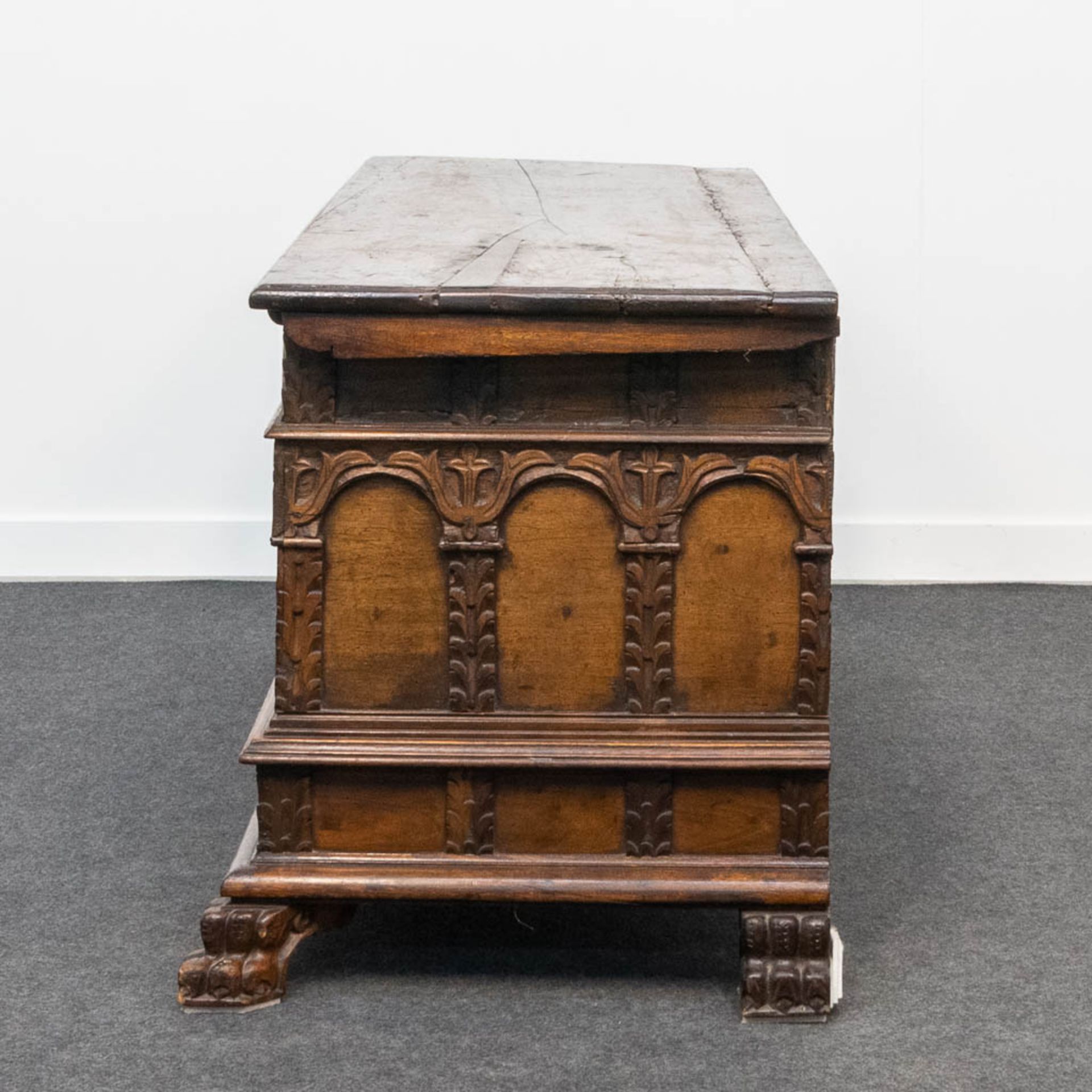 An antique chest, probably of Southern European origin. 18th century. (57 x 142 x 63 cm) - Bild 10 aus 15