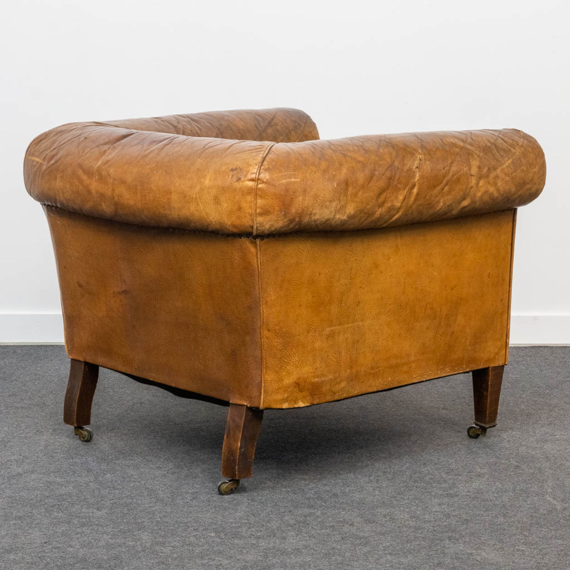 An antique leather club sofa. The first half of the 20th century. (85 x 88 x 70 cm) - Bild 2 aus 18