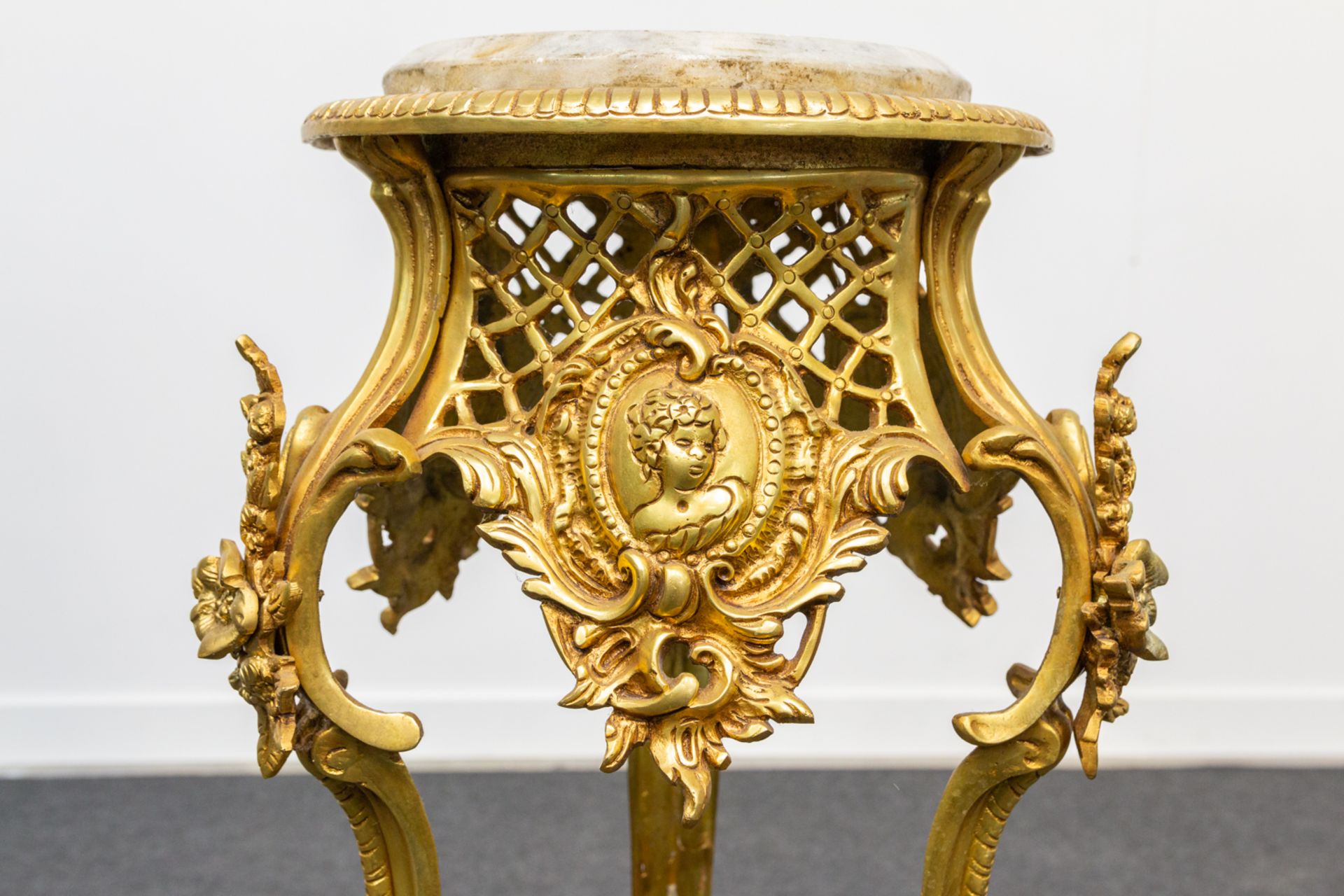 A side table in rococo style, made of bronze with a marble top. The second half of the 20th century. - Bild 11 aus 12