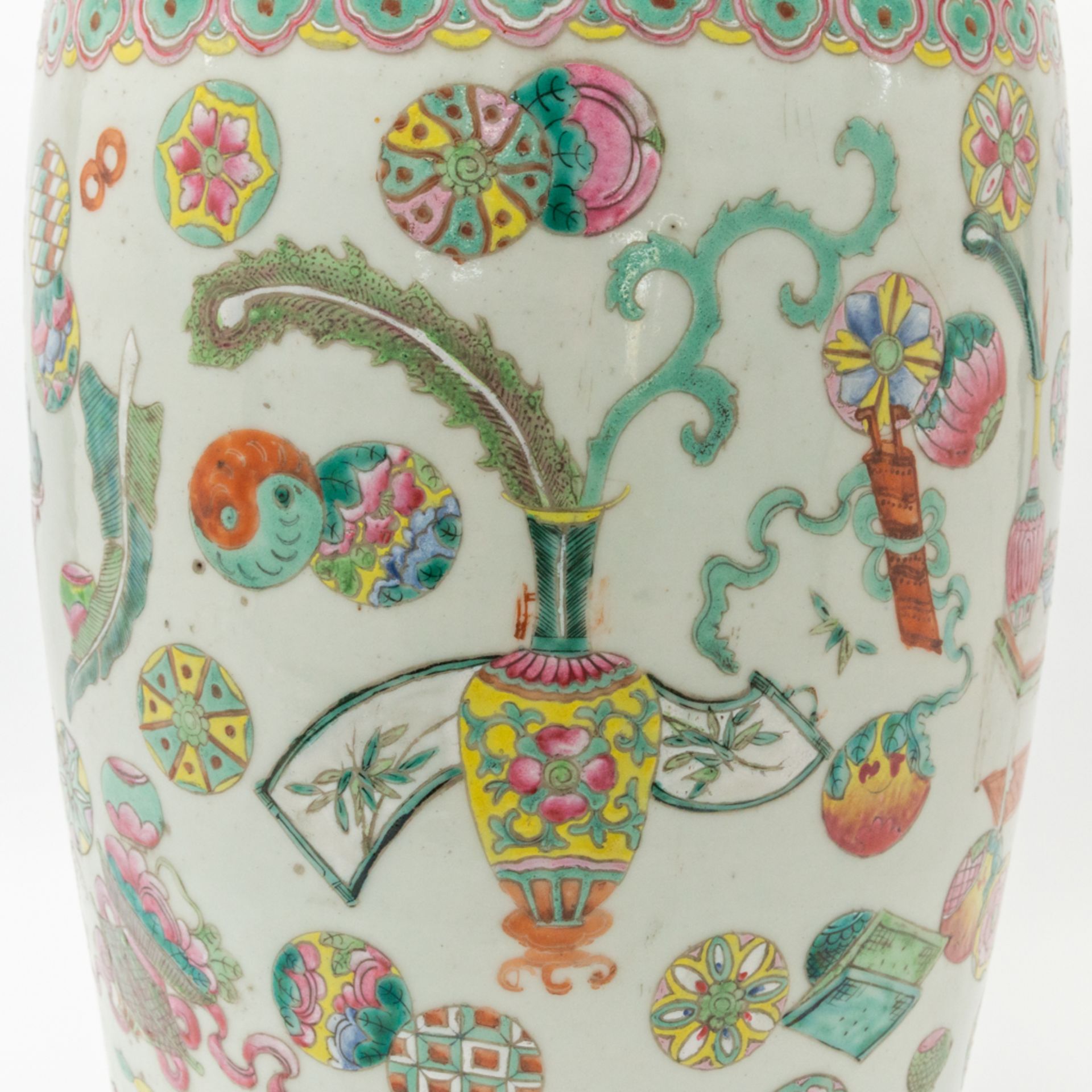 A Chinese vase with decor of symbols of happiness. 19th/20th century. (61 x 25 cm) - Bild 17 aus 20