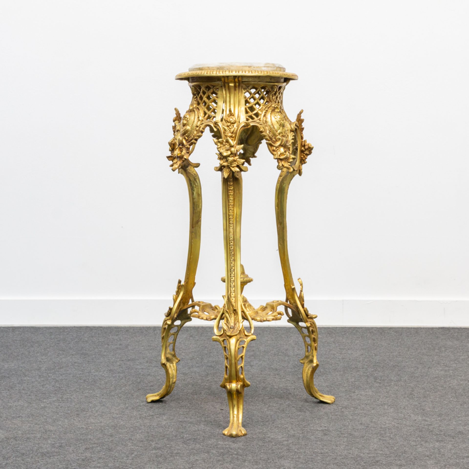 A side table in rococo style, made of bronze with a marble top. The second half of the 20th century. - Bild 2 aus 12