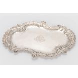 A silver serving tray with rich decorations, and engraved with the initials AP. Marked 800. (22,5 x