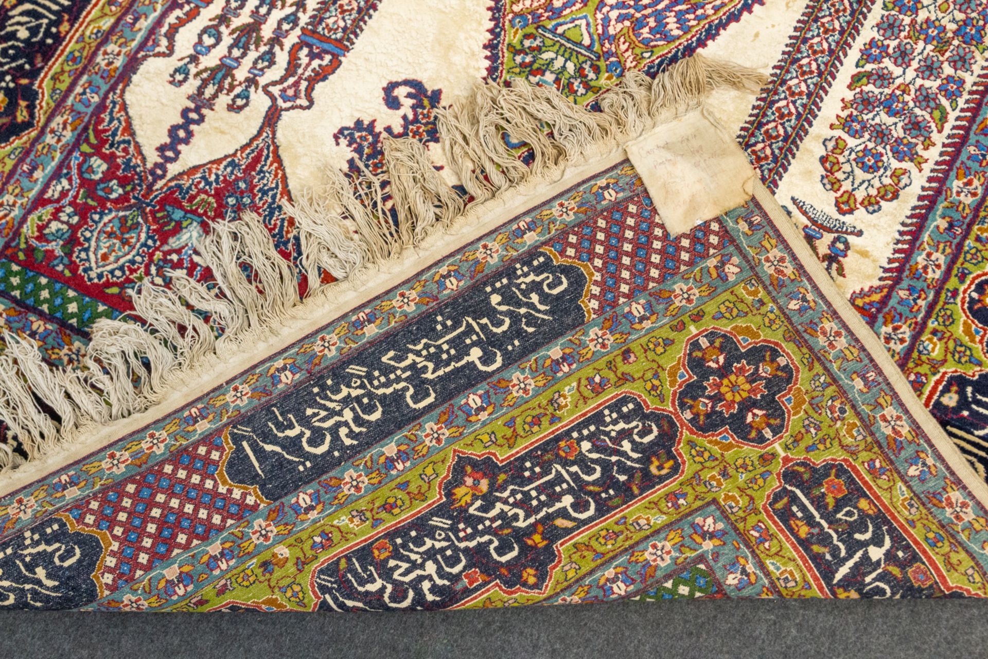 An Oriental hand-made and signed carpet, made of Cashemir. Combination of wool and silk. (185 x 123 - Image 7 of 9