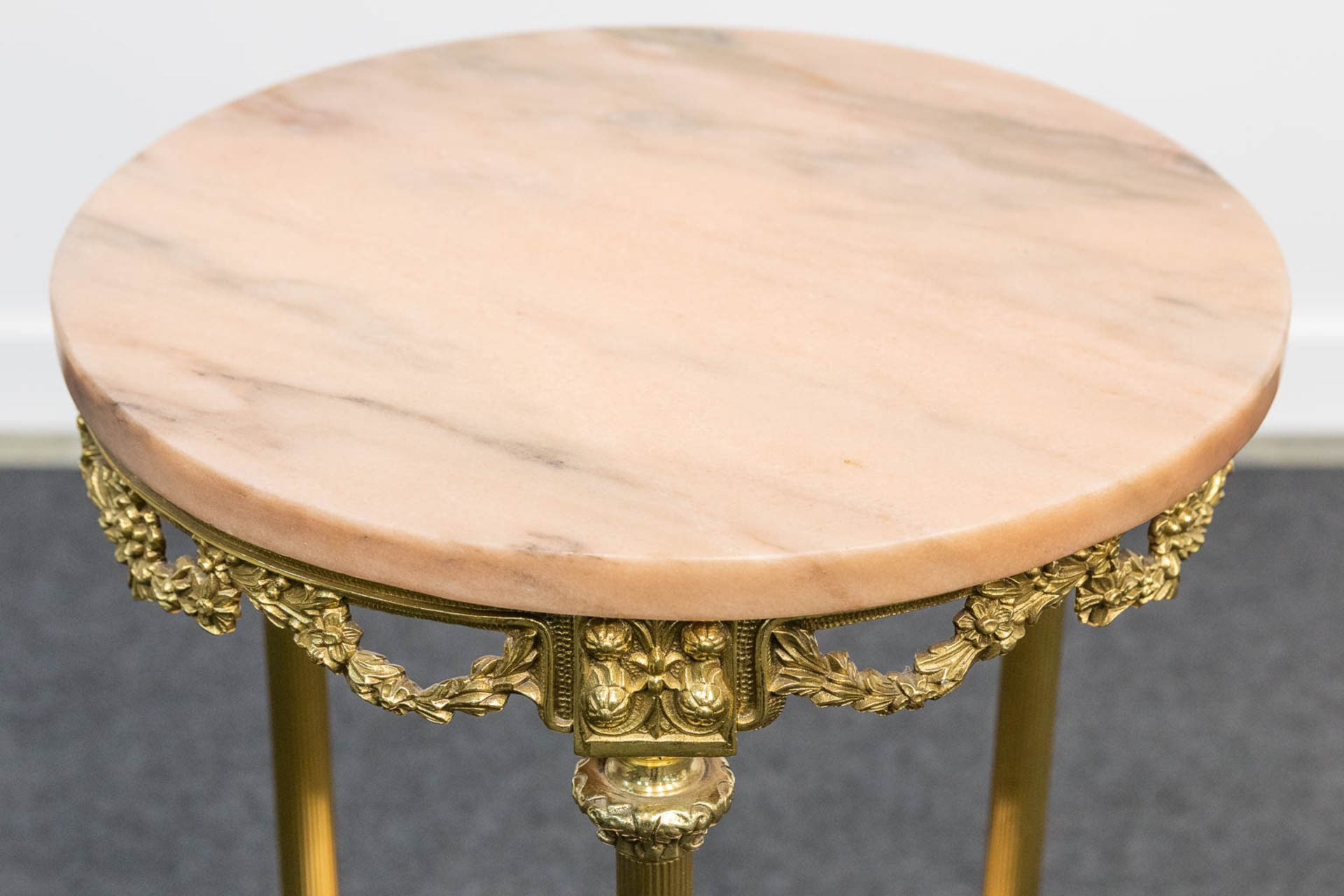 A two-tier side table made of bronze and with pink marble tops. (72 x 34,5 cm) - Bild 7 aus 12
