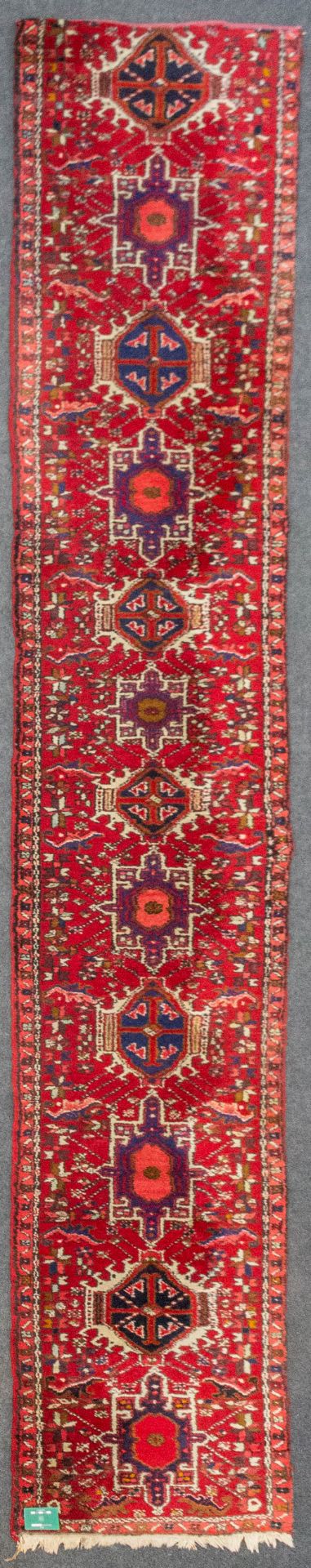 An Oriental hand-made carpet, Hamadan. (389 x 71 cm). - Bild 2 aus 6