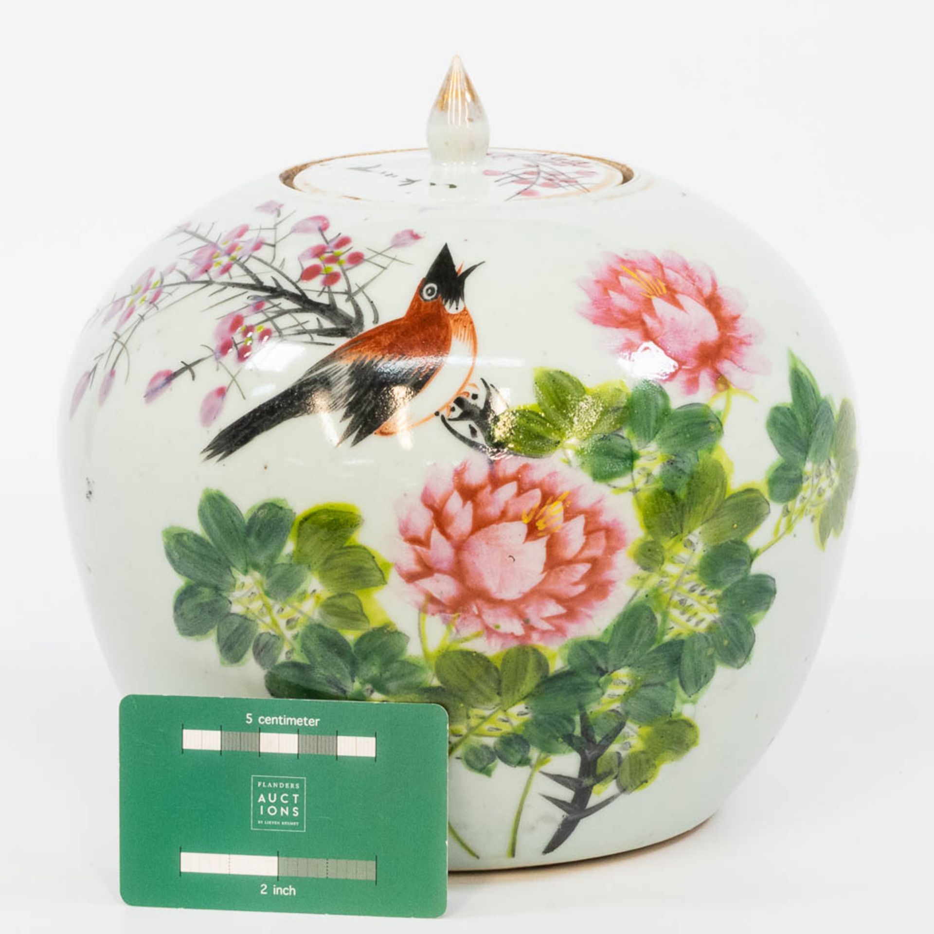 A Chinese ginger jar with hand-painted decor. (21,5 x 21 cm) - Bild 13 aus 15