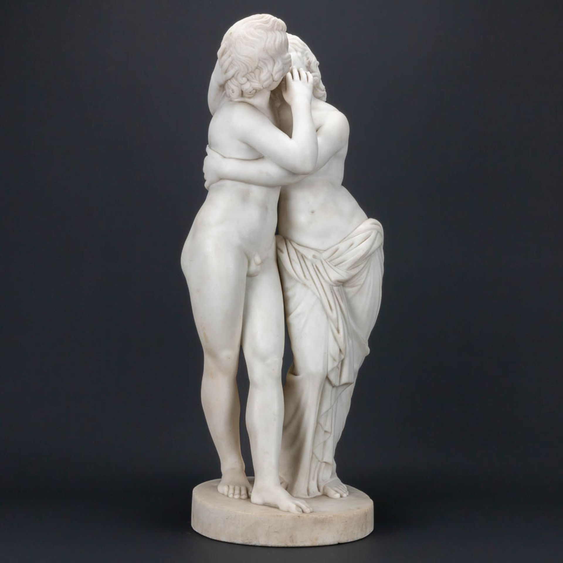 No signature found, a Carrara marble statue 'The Kiss', made in Italy, 19th century. (19 x 20 x 56 c - Bild 13 aus 13