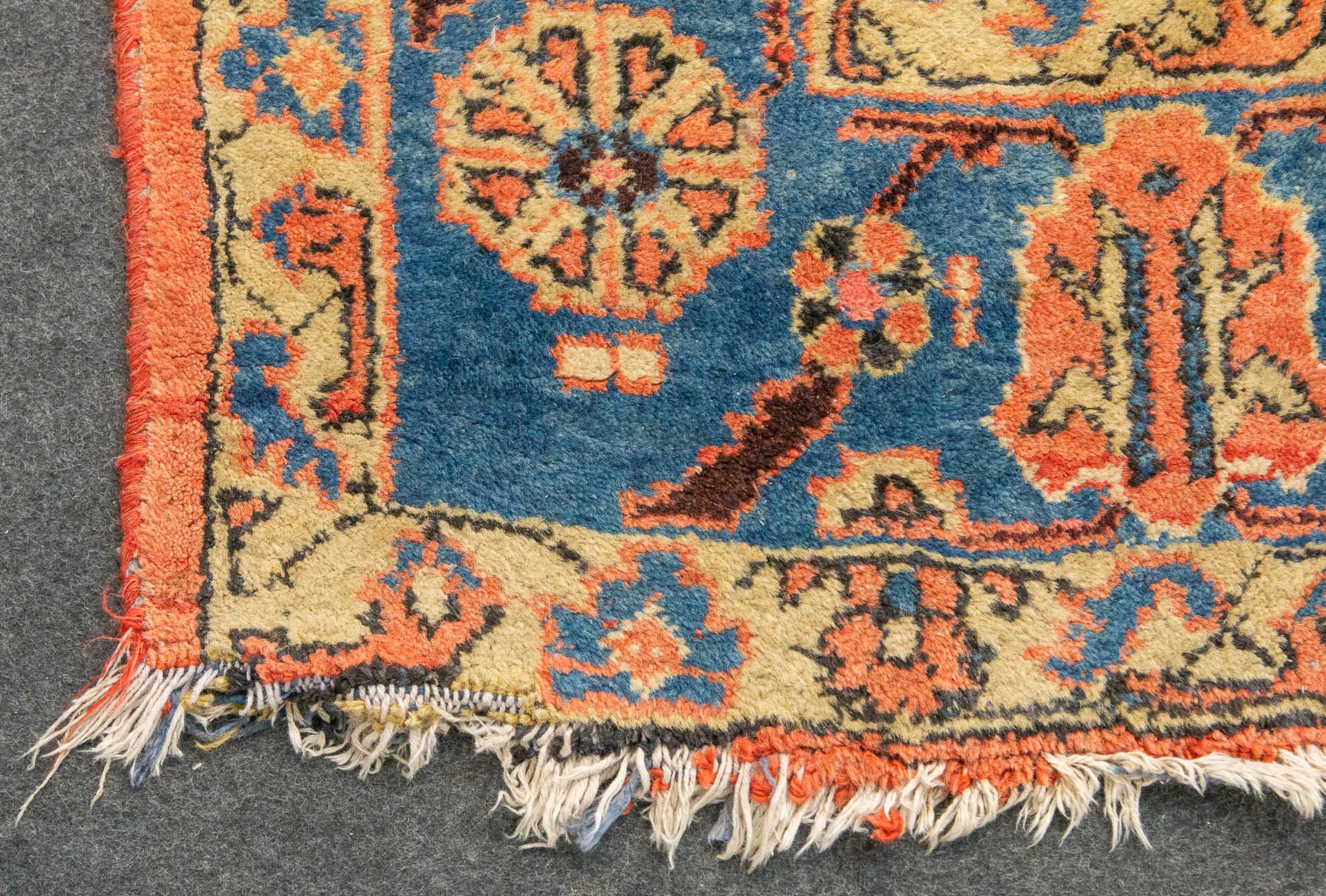 An Oriental hand-made carpet. (330 x 215 cm). - Bild 2 aus 8