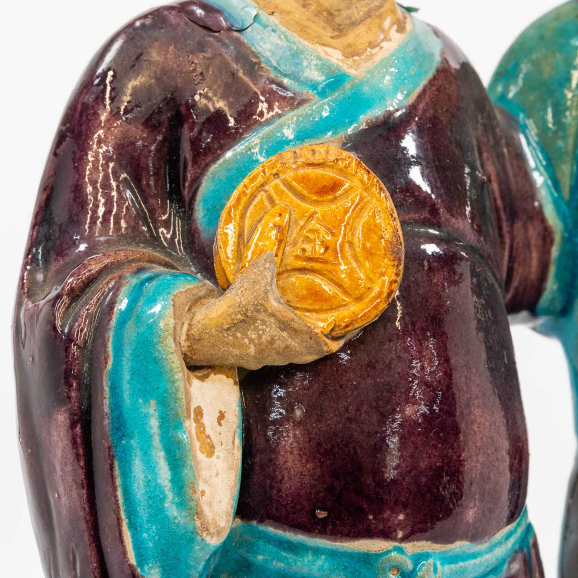 A statue made of glazed earthenware, a pair of Easern figurines. (8,5 x 24 x 41 cm) - Bild 14 aus 16