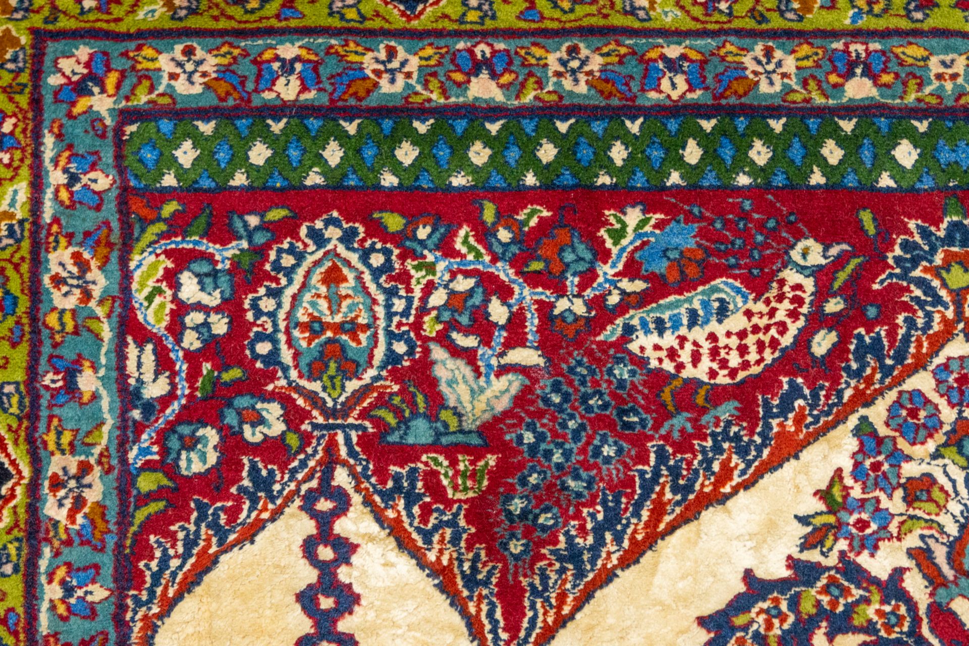 An Oriental hand-made and signed carpet, made of Cashemir. Combination of wool and silk. (185 x 123 - Image 5 of 9