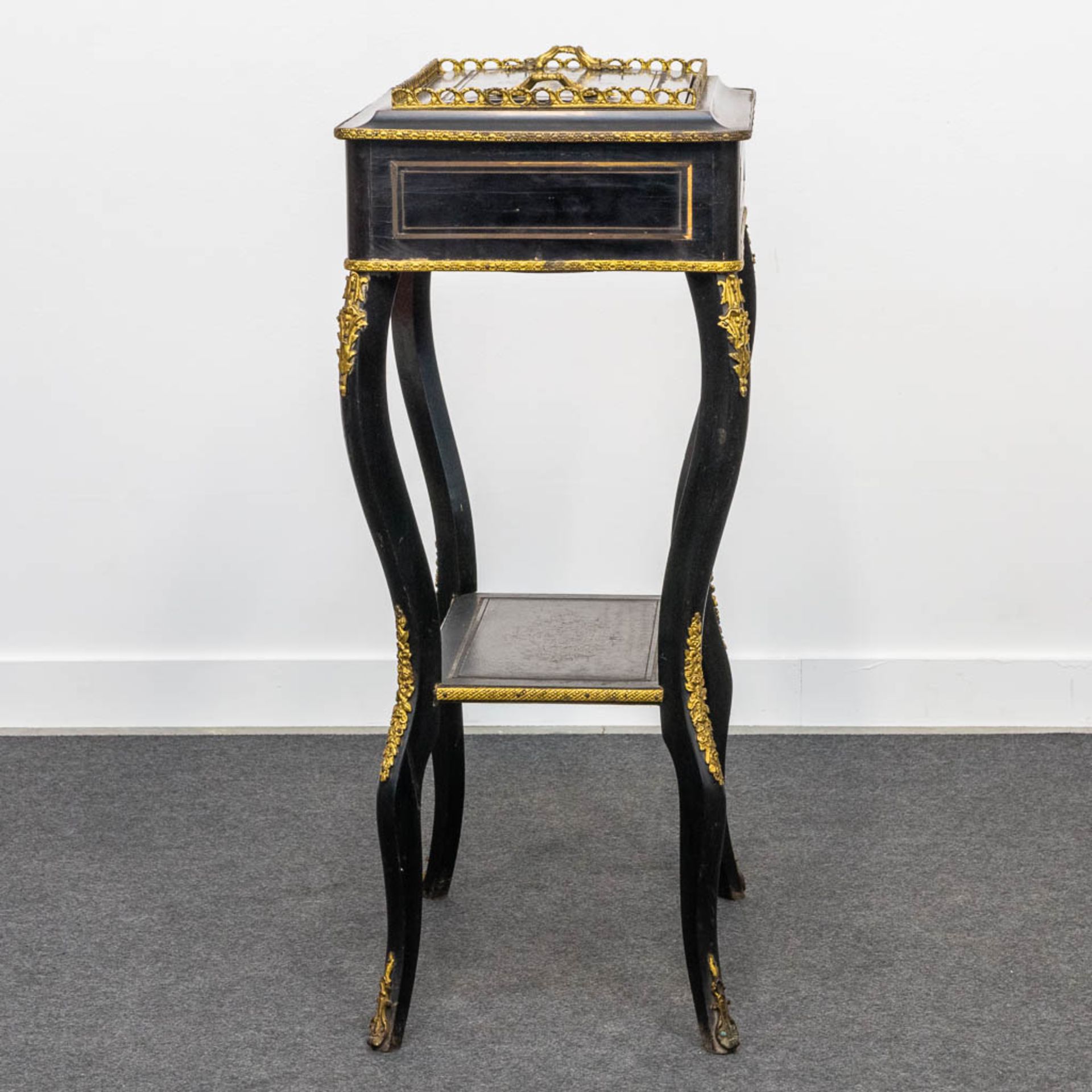 A Napoleon 3 side table, mounted with ormolu bronze and finished with a serving tray. (35 x 55 x 82  - Bild 3 aus 16