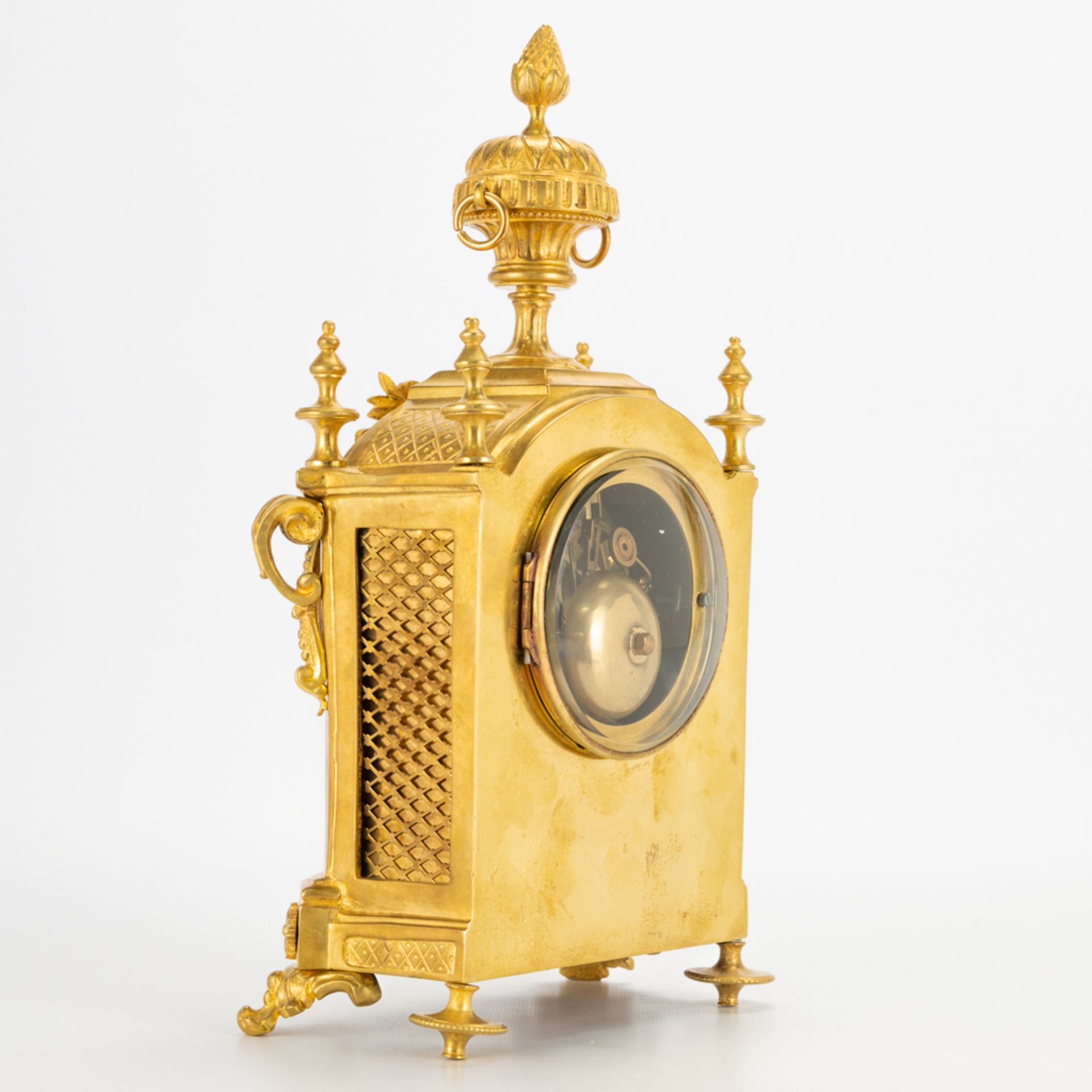 A ormolu gilt table clock made of bronze. 19th century. (10 x 17 x 31 cm) - Image 7 of 16