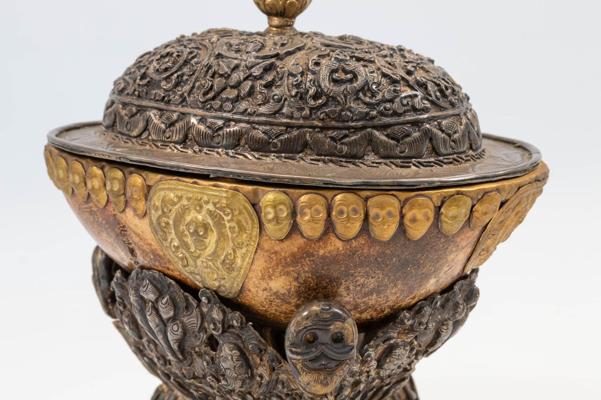 An antique Tibetan Kapala, made of a skull, decorated with brass and silver-plated elements. Decorat - Bild 13 aus 14