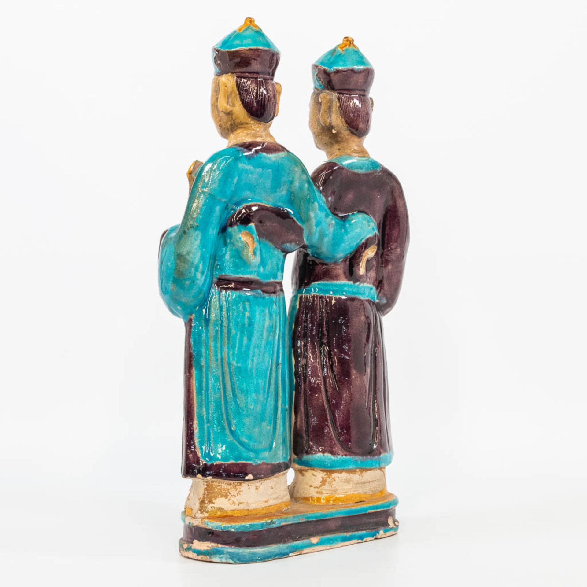 A statue made of glazed earthenware, a pair of Easern figurines. (8,5 x 24 x 41 cm) - Bild 5 aus 16