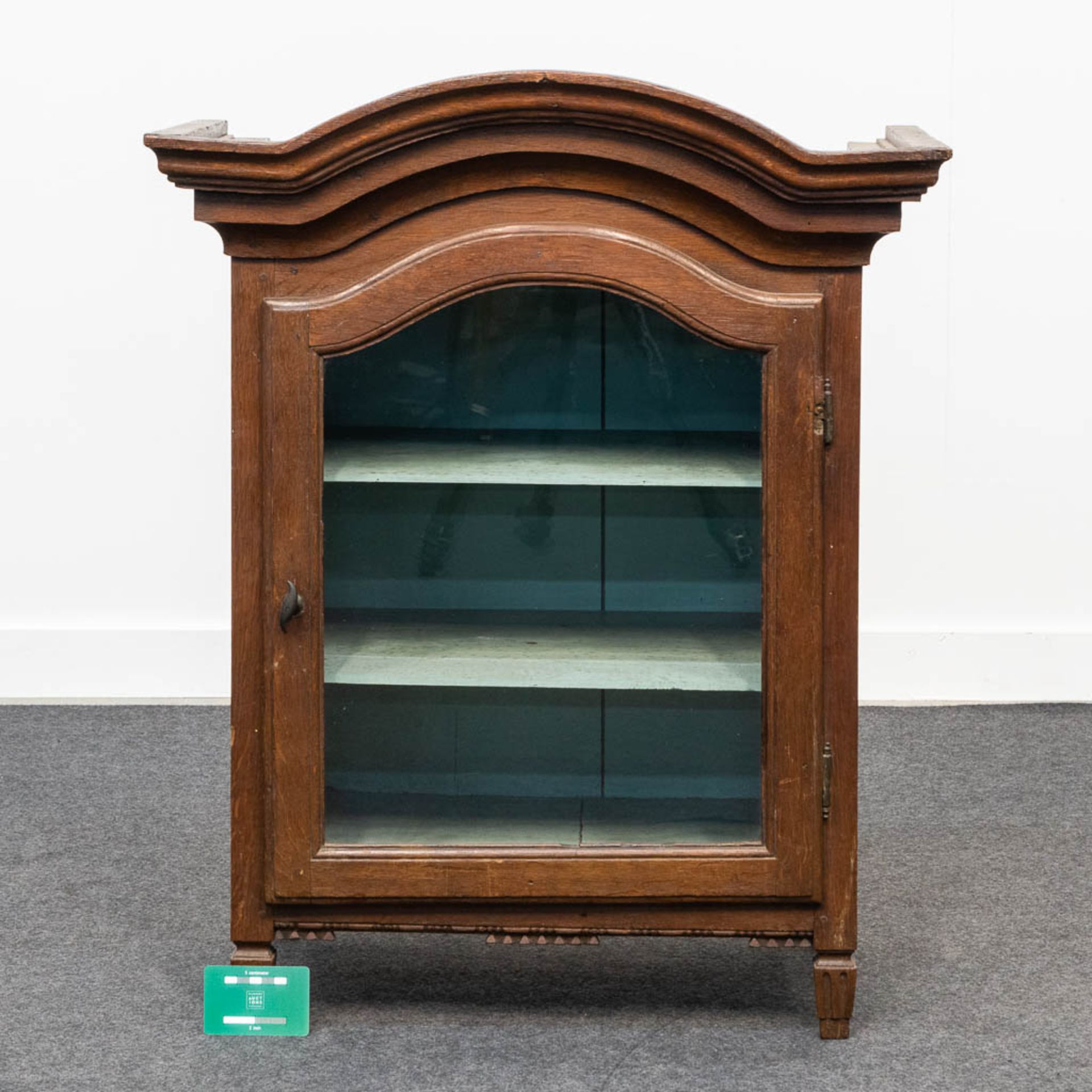 A small antique display cabinet. 18th century. (38 x 63 x 79 cm) - Bild 9 aus 14