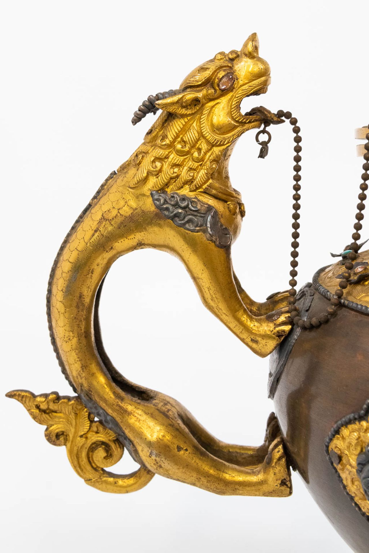 An exceptional Tibetan/Nepalese ceremonial ewer made of copper with gilt decorations - Bild 18 aus 20
