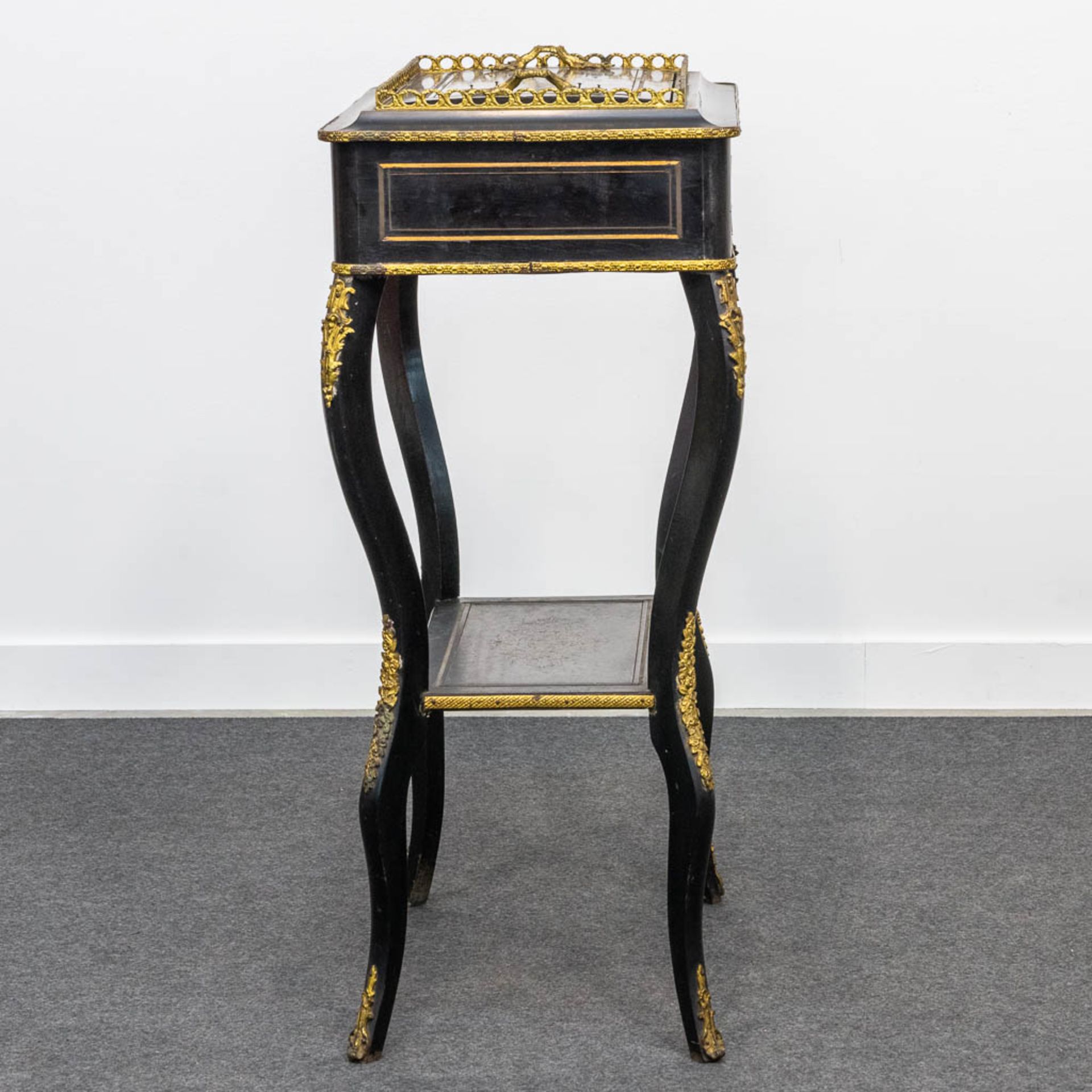 A Napoleon 3 side table, mounted with ormolu bronze and finished with a serving tray. (35 x 55 x 82  - Bild 6 aus 16