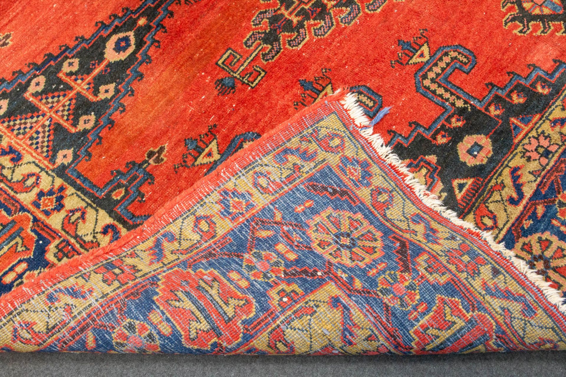 An Oriental hand-made carpet. (330 x 215 cm). - Bild 8 aus 8
