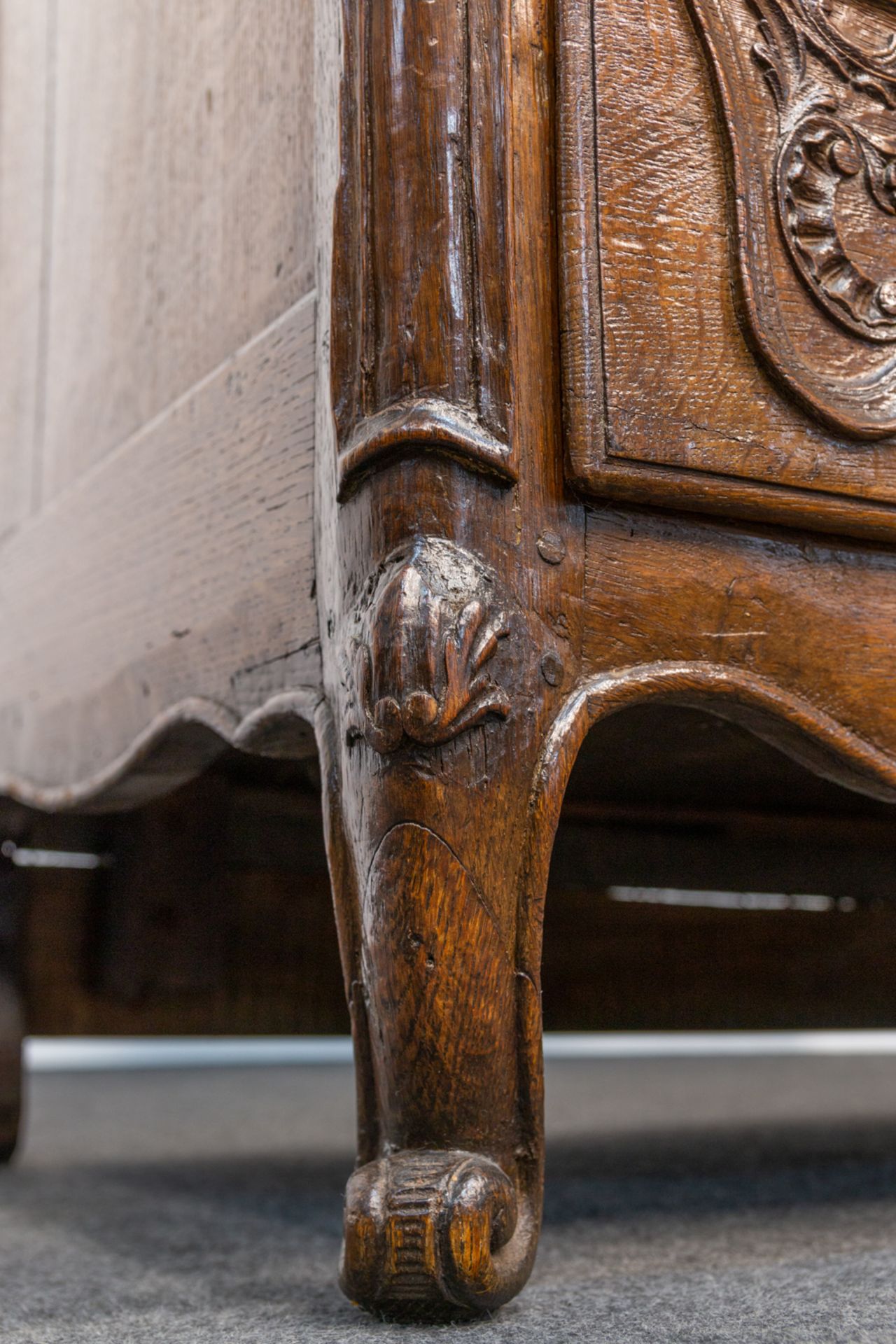 An antique commode with 3 drawers in the Louis XV period, sculptured decor, and mounted with bronze. - Bild 13 aus 17