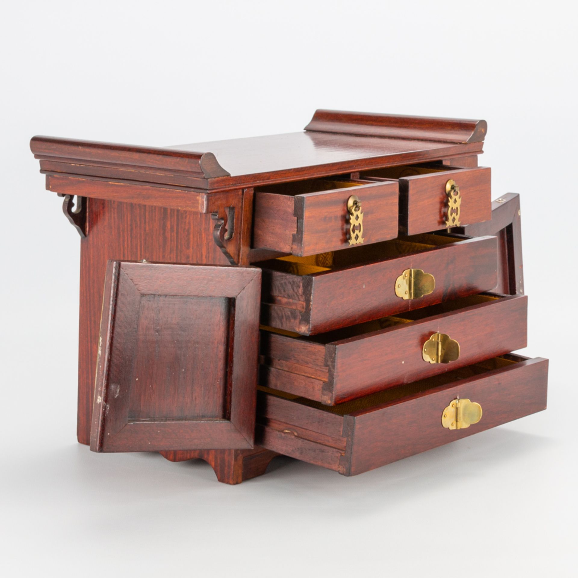 A jewelry box in the shape of an Oriental cabinet. The second half of the 20th century. (18,5 x 34,5 - Bild 3 aus 16