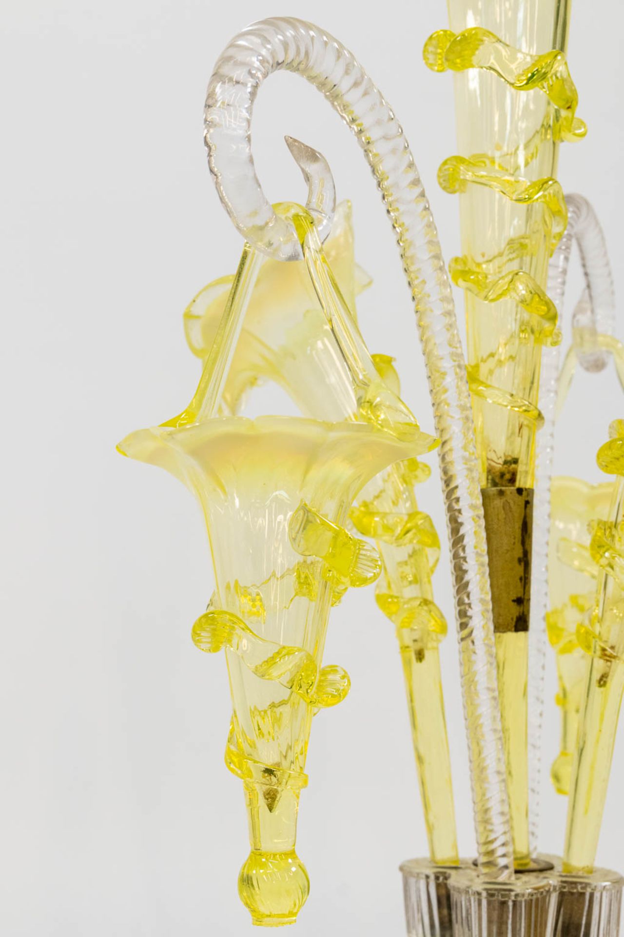 A yellow and clear glass table centrepiece pic-fleur, made in Murano, Italy. (25 x 28 x 45 cm) - Image 15 of 15