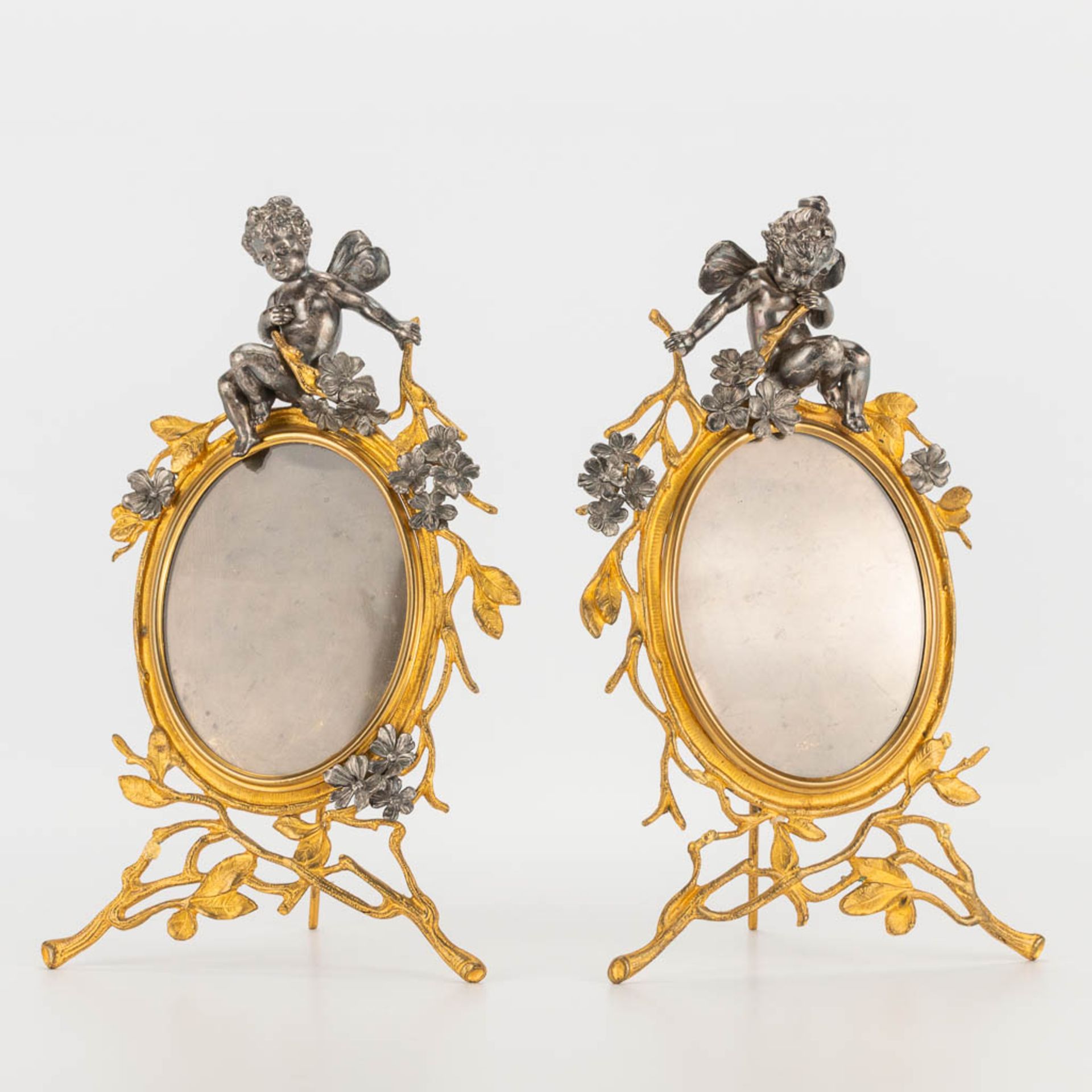 A pair of picture frames made of gold-plated bronze with silver-plated putti. 19th century. (17 x 29 - Bild 5 aus 14