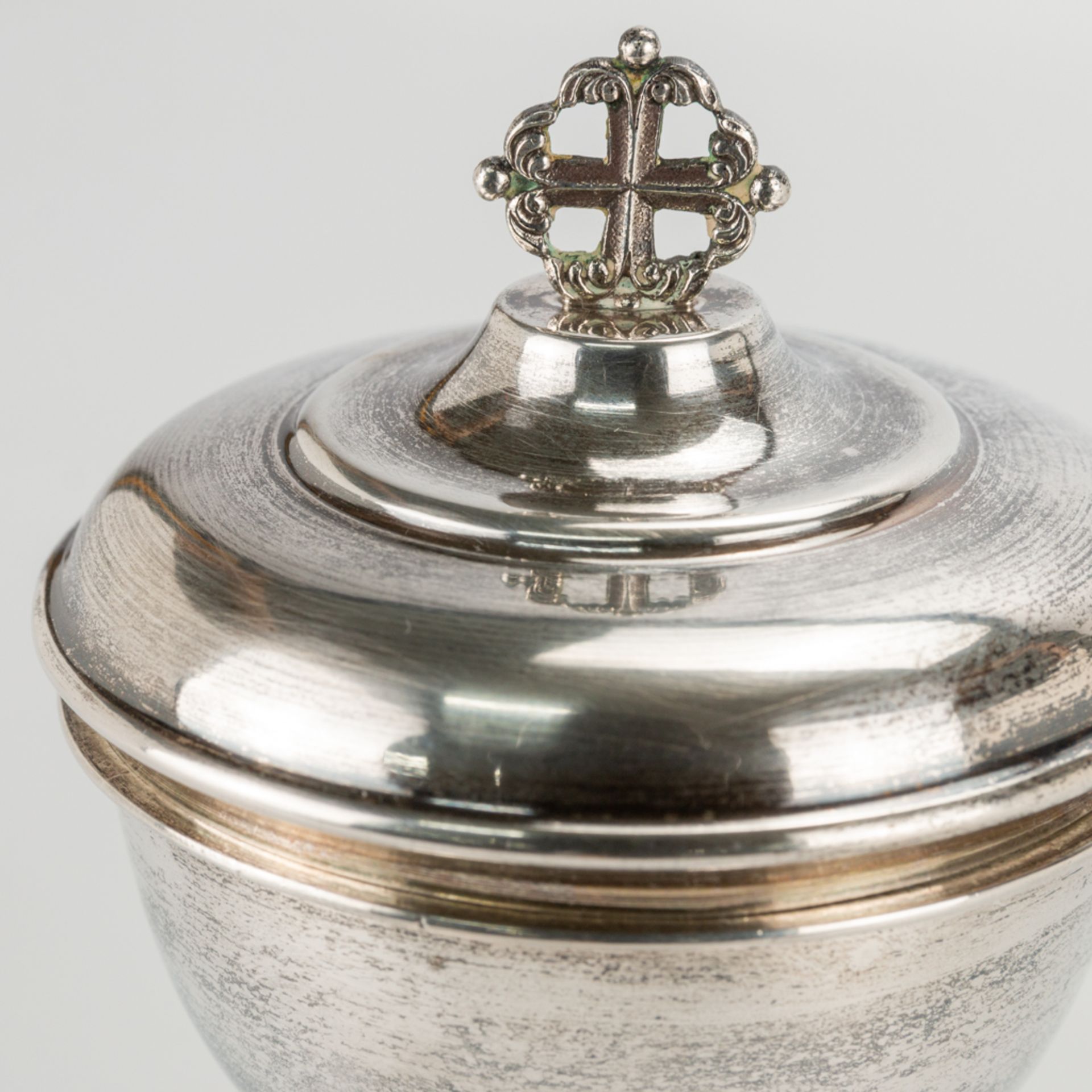 An antique silver ciborium with spoon. . (14 x 9 cm) - Bild 9 aus 11