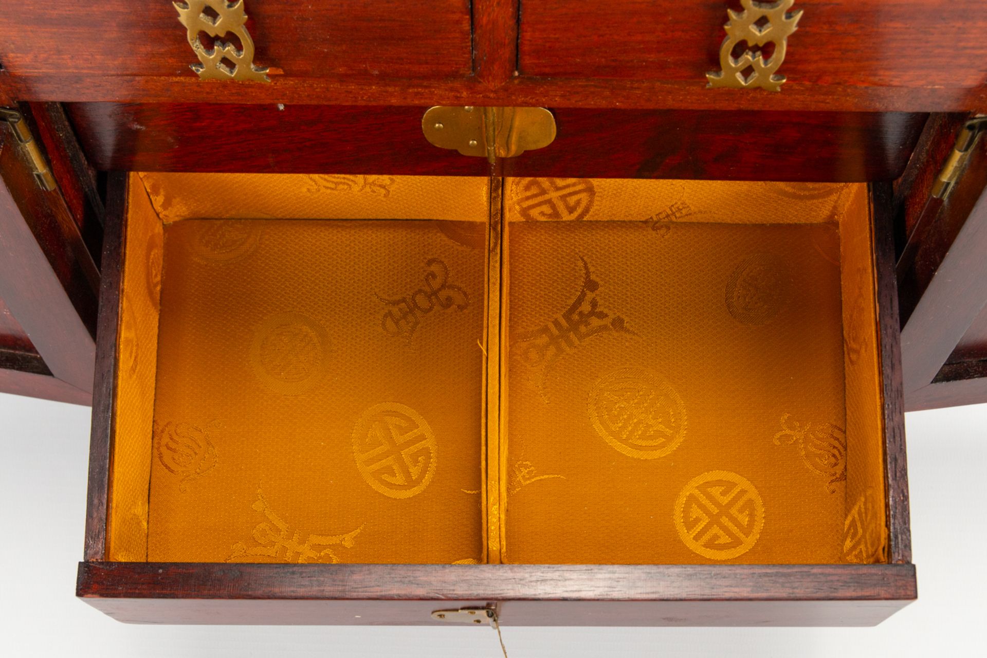 A jewelry box in the shape of an Oriental cabinet. The second half of the 20th century. (18,5 x 34,5 - Bild 16 aus 16